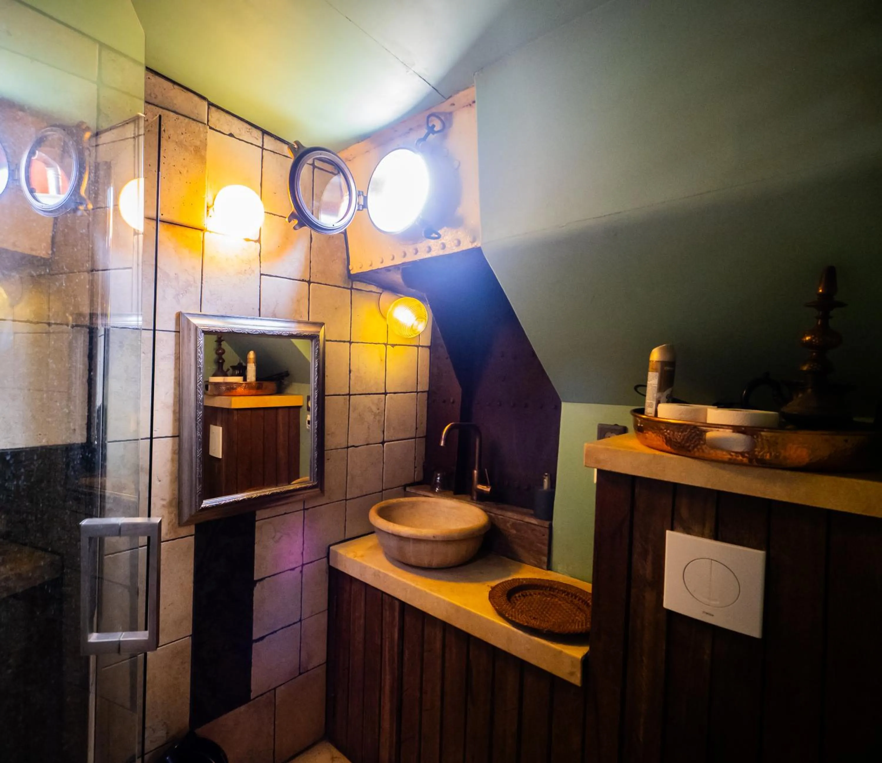 Bathroom in Boat 'Opoe Sientje'