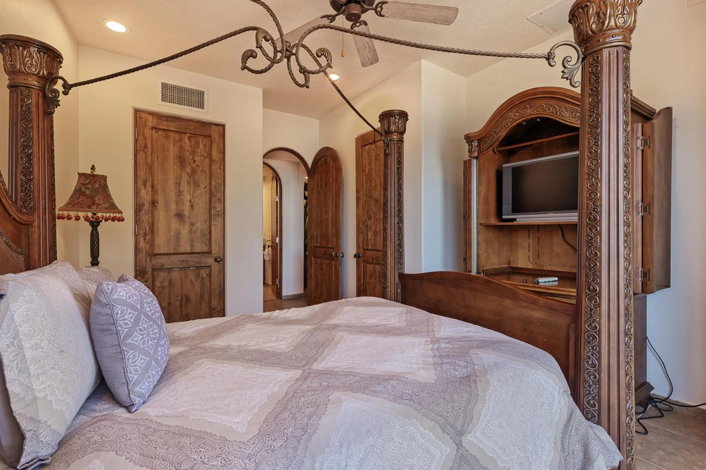 Bed in Bella Sirena 601-B -Stylish Condo in Oceanfront Resort