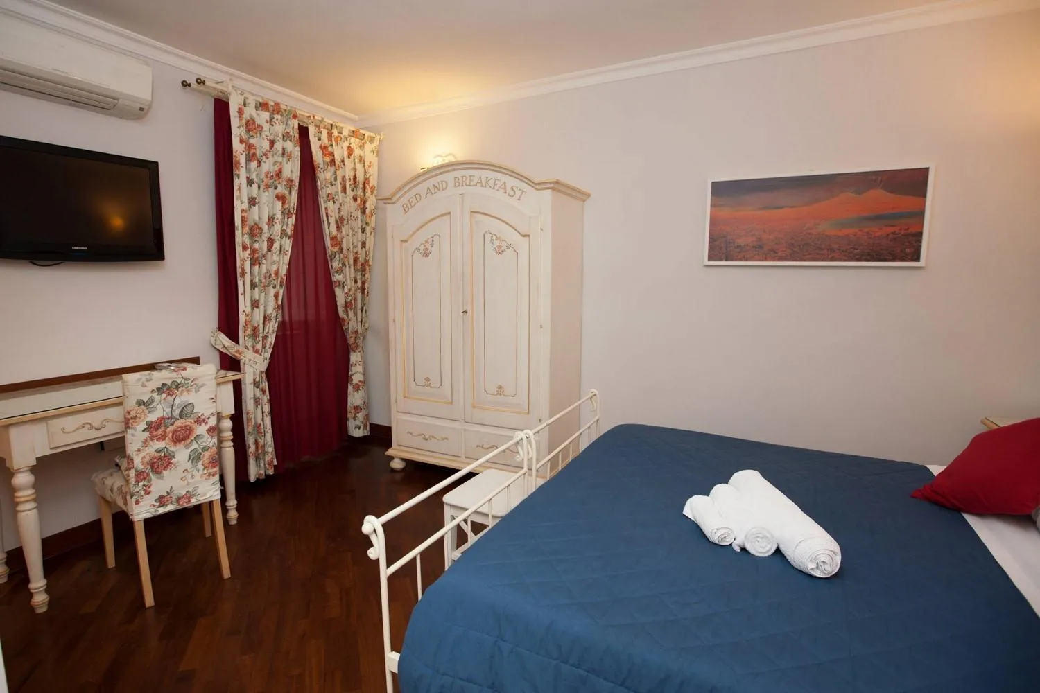 Bed in Hotel Ausonia