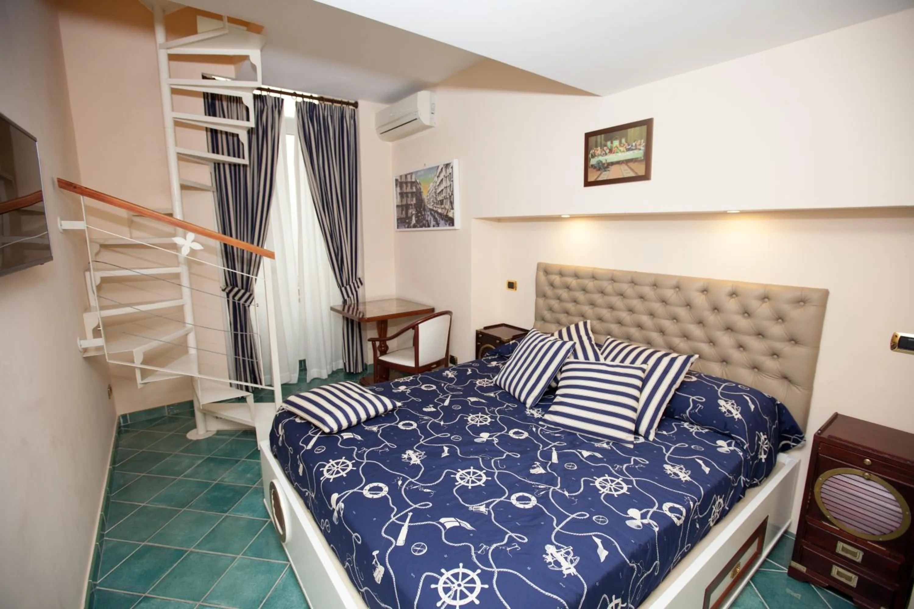 Bed in Hotel Ausonia