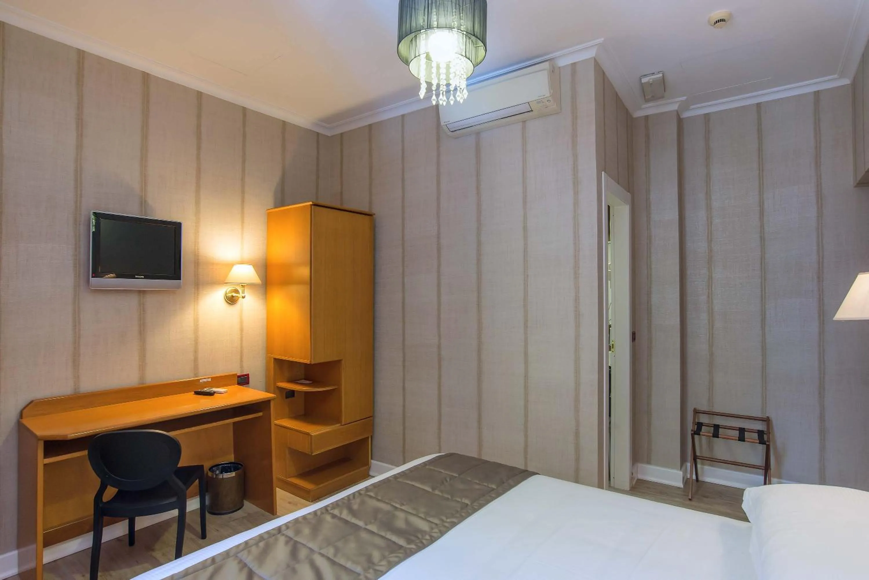 Photo of the whole room, Bed in Hotel Museum