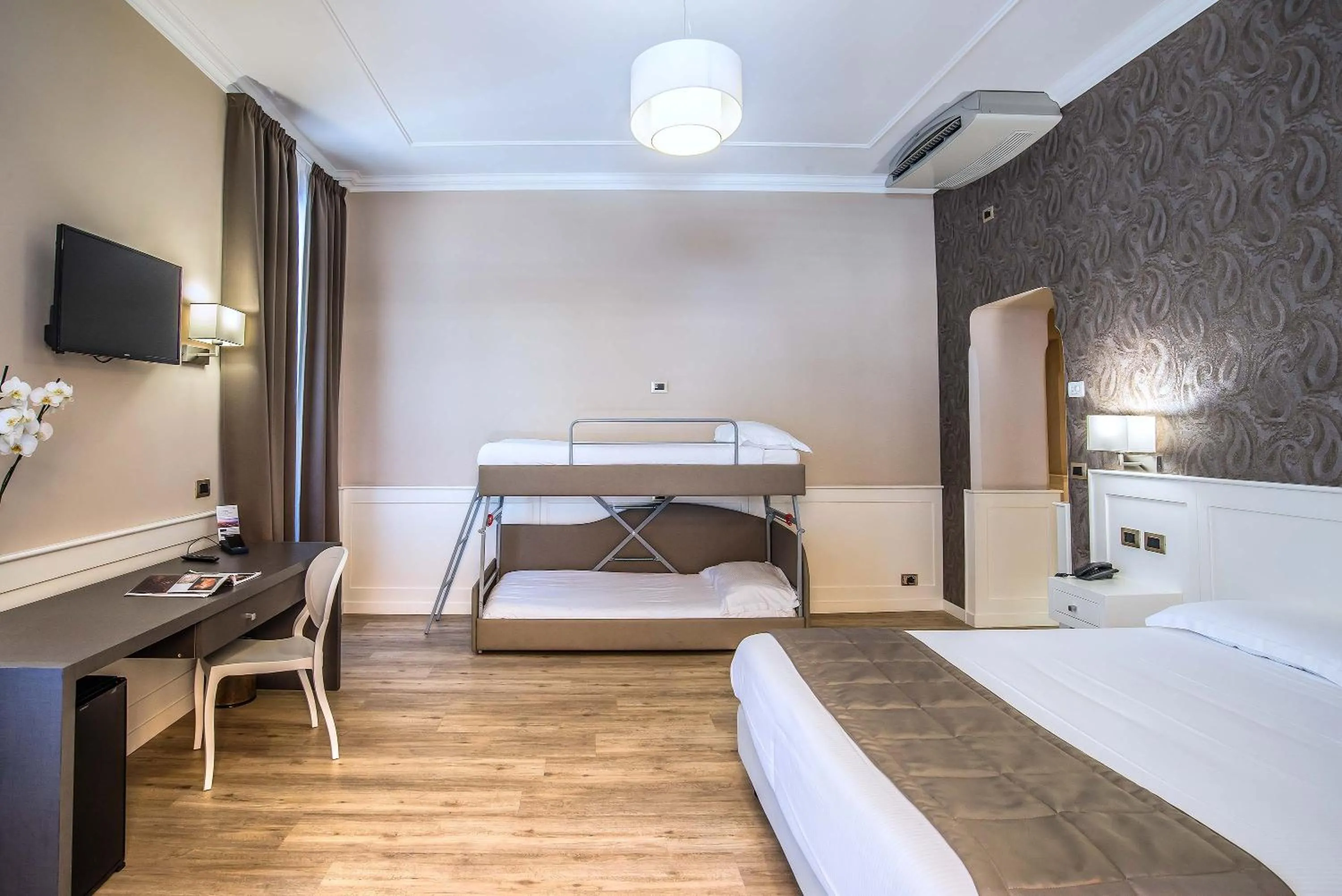 Photo of the whole room, Bed in Hotel Museum