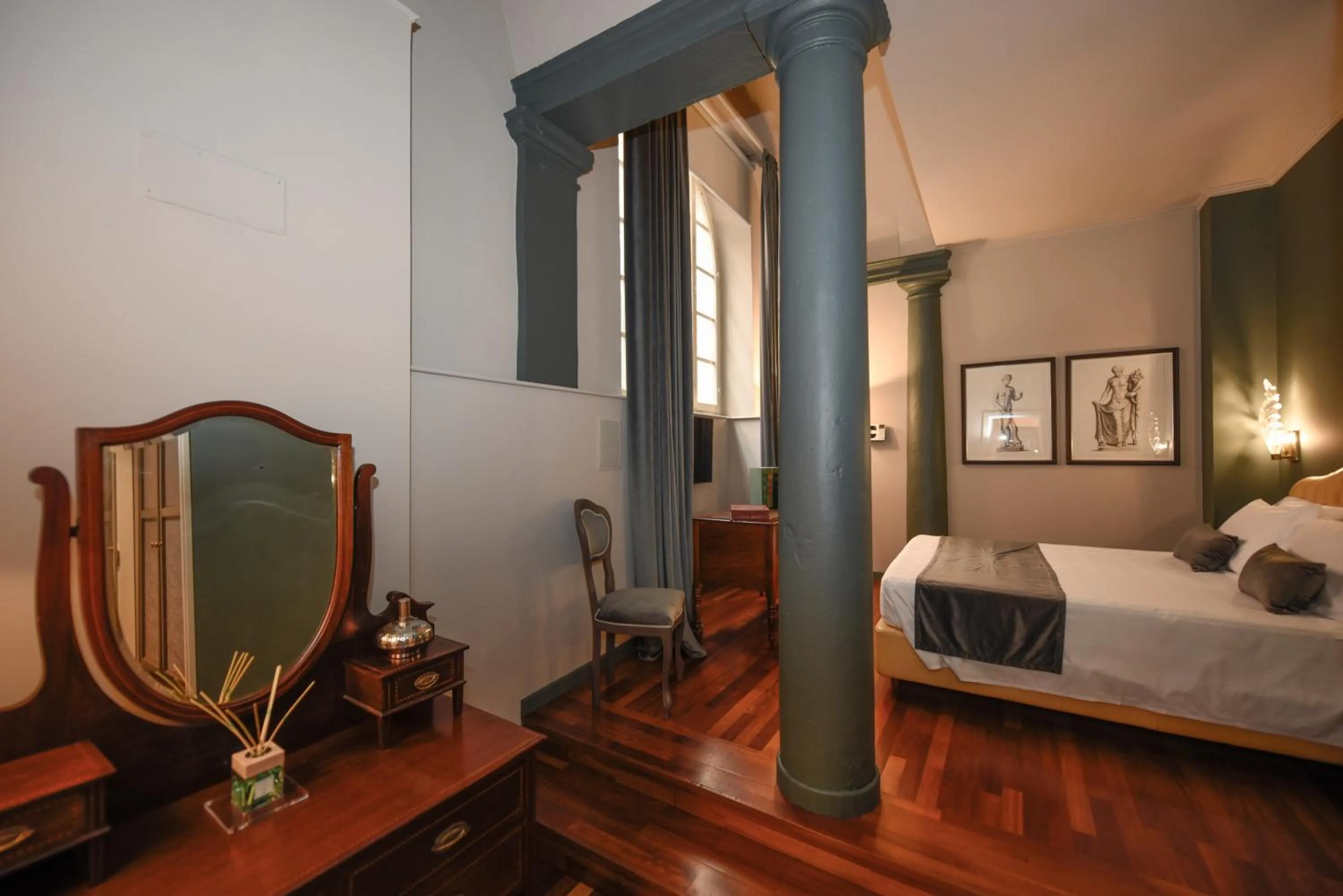 Photo of the whole room, Bed in The Tuscanian Hotel