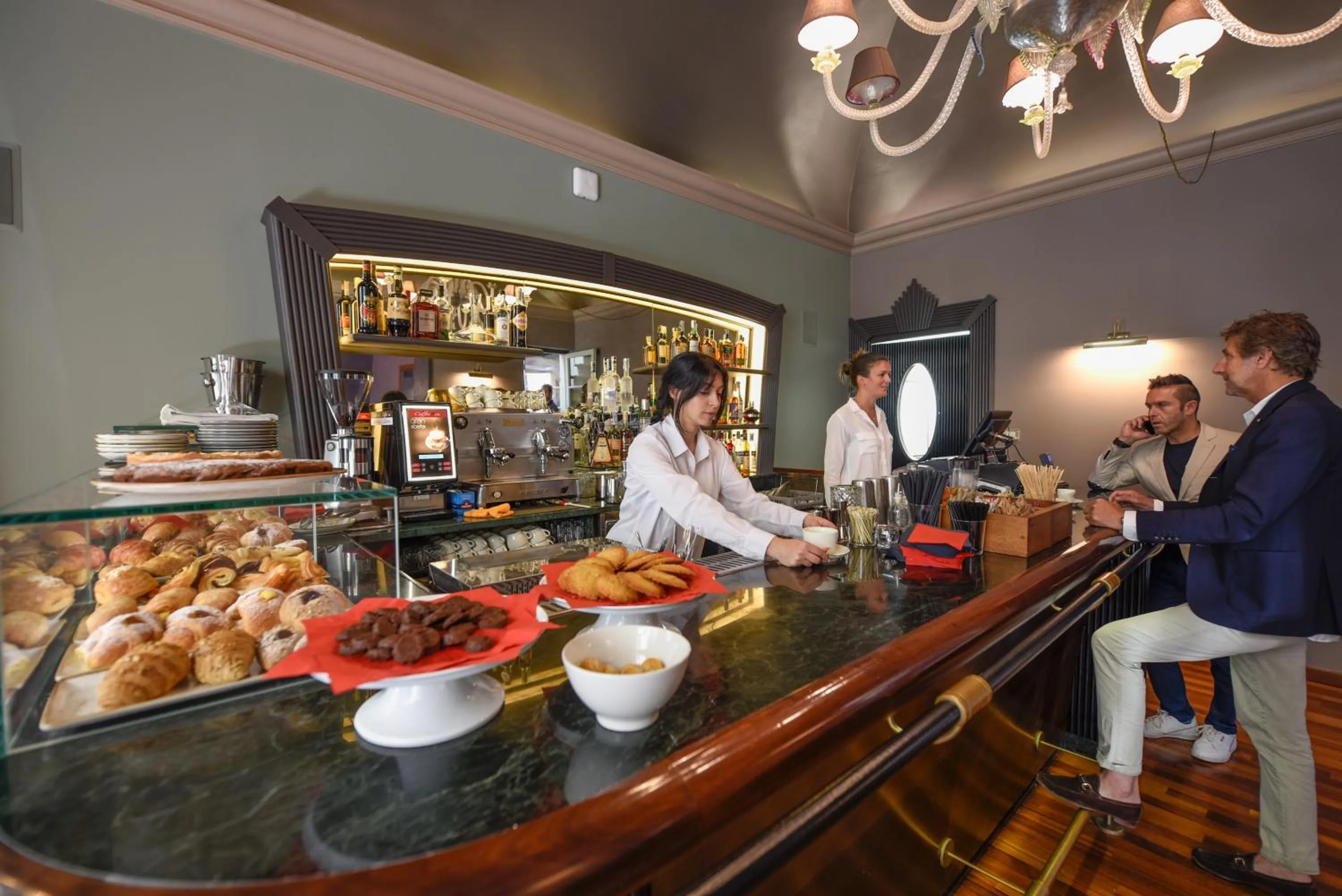 Lounge or bar in The Tuscanian Hotel