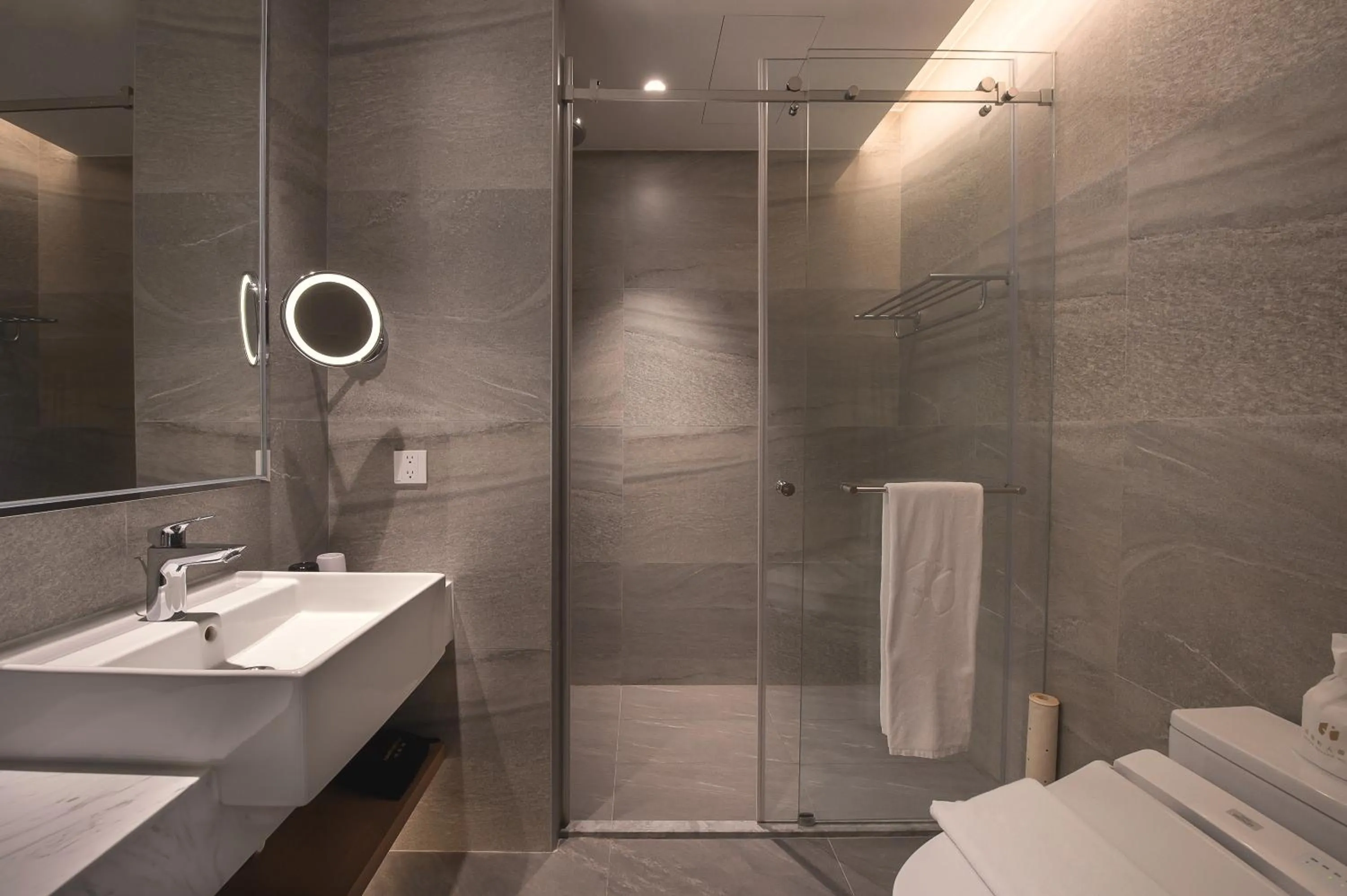 Shower in Grand Banyan Hotel