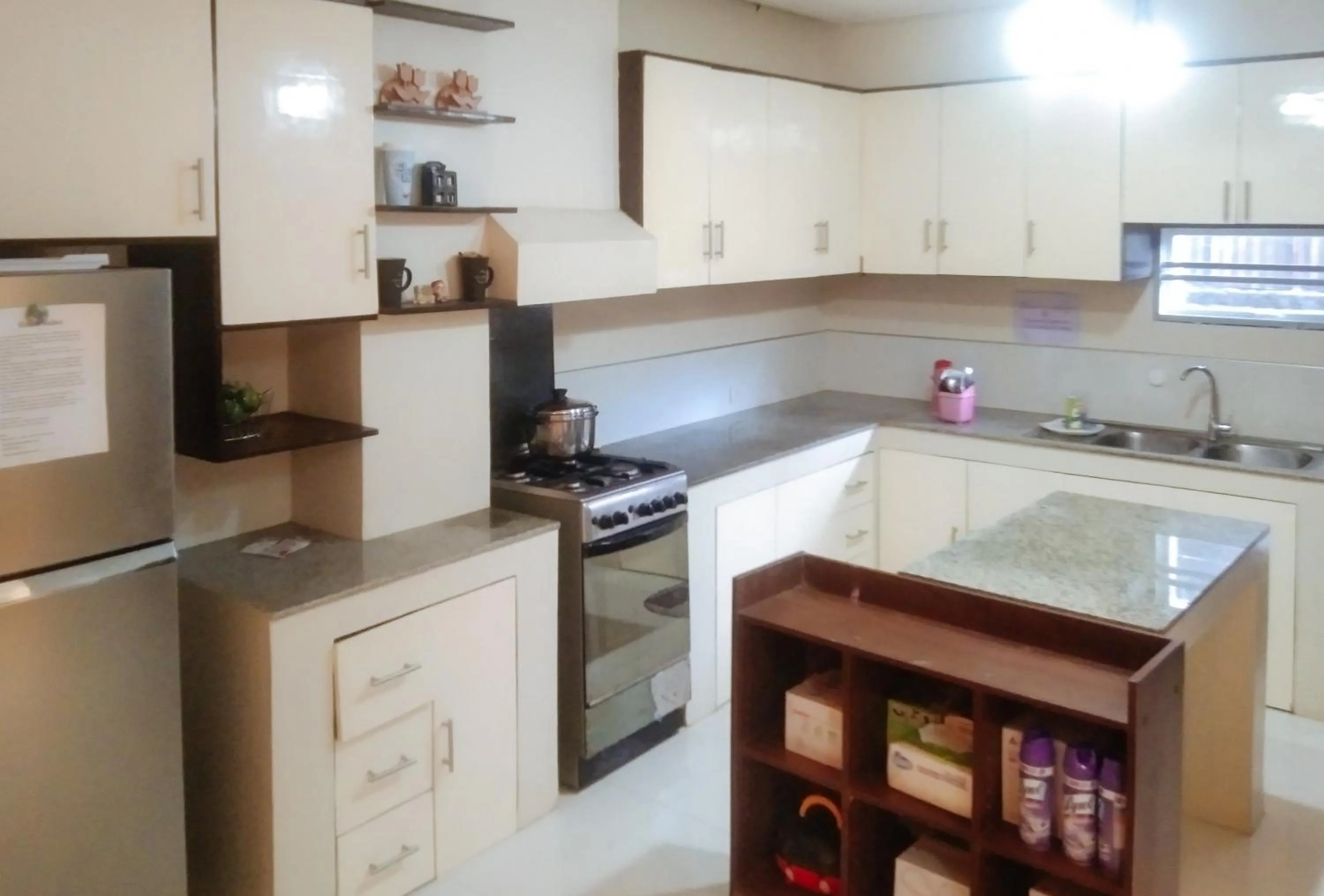 Lobby or reception in Skyleigh Apartelle by RedDoorz