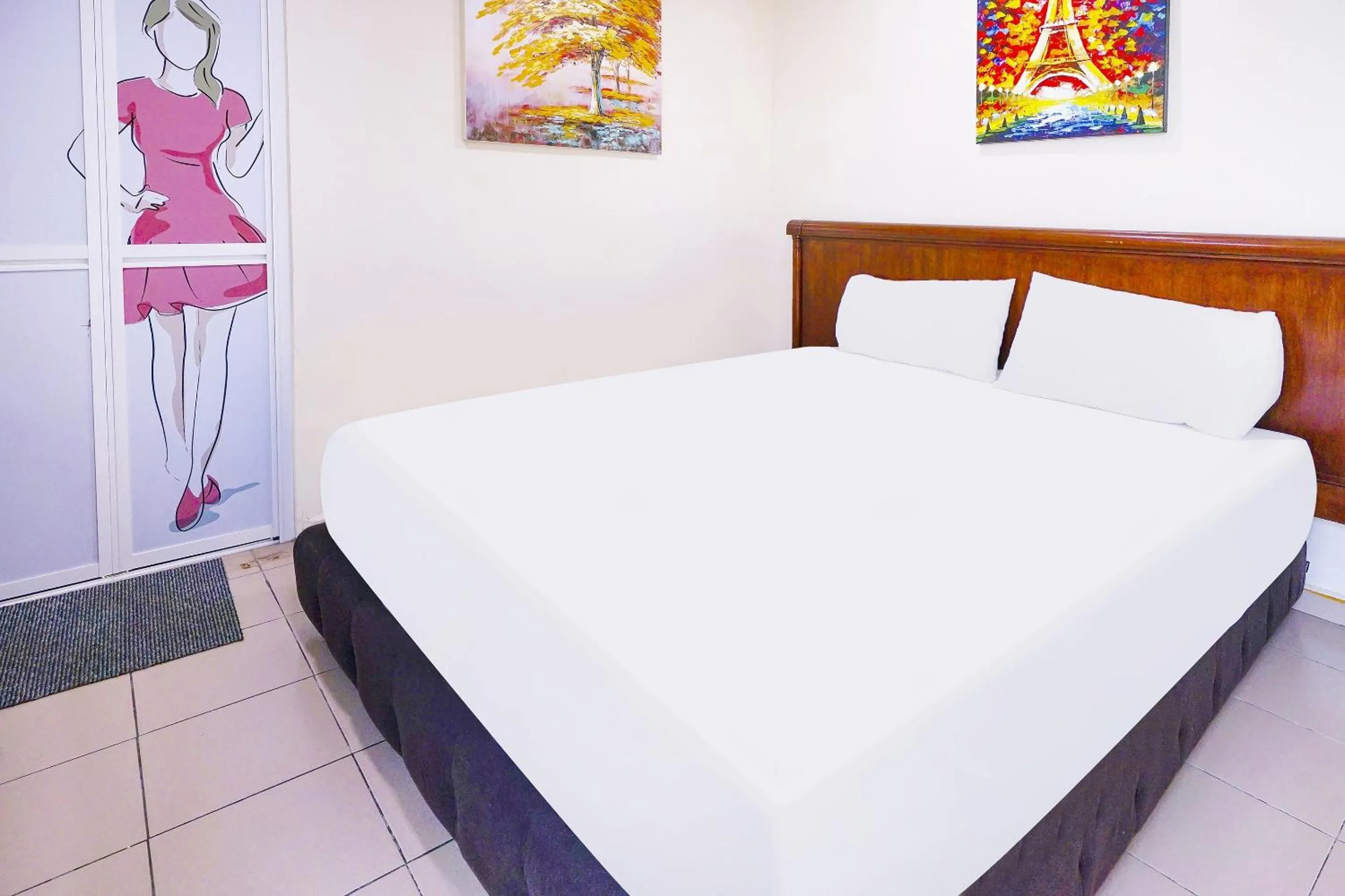 Bedroom in OYO 90486 New Station Hotel