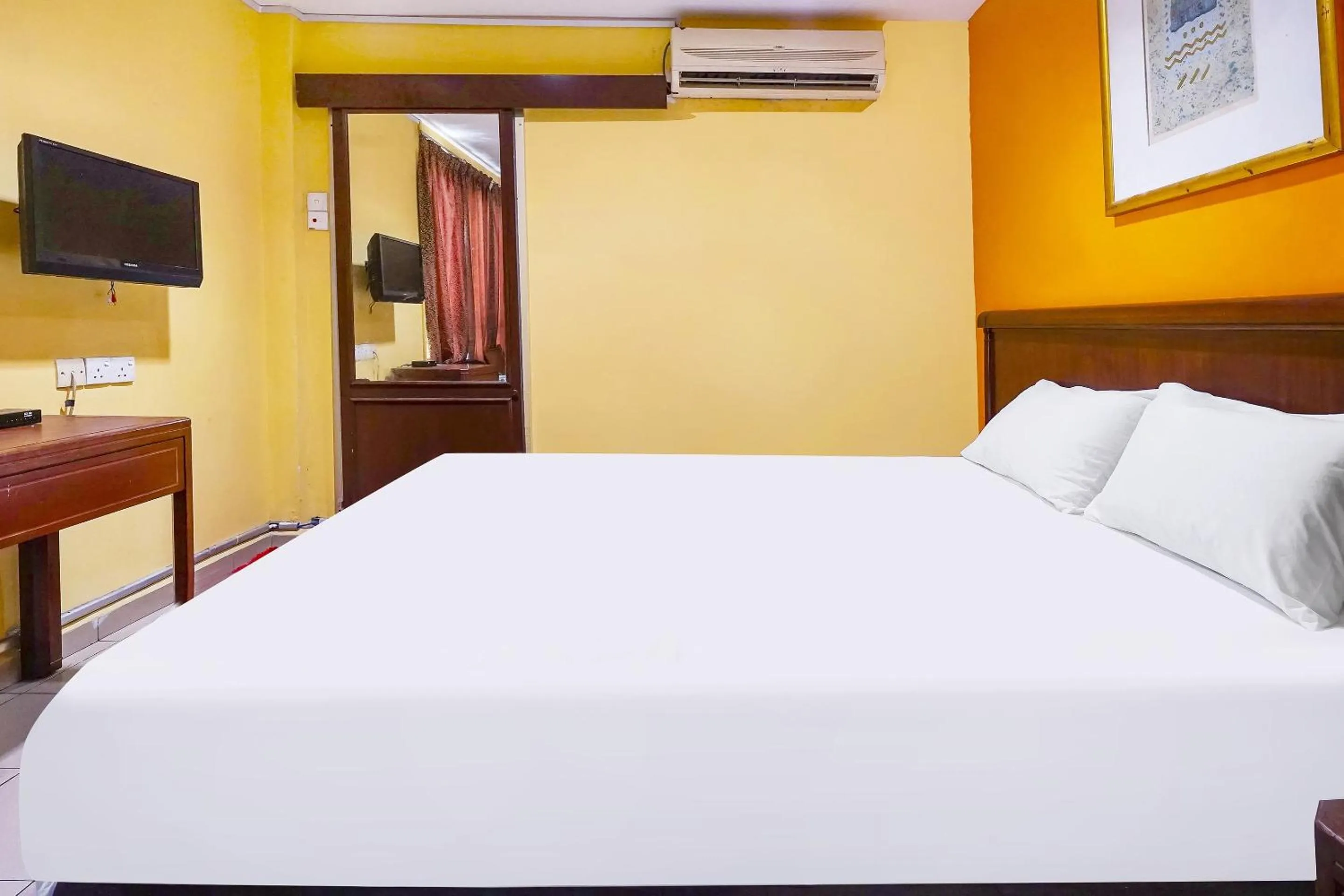 Bedroom in OYO 90486 New Station Hotel