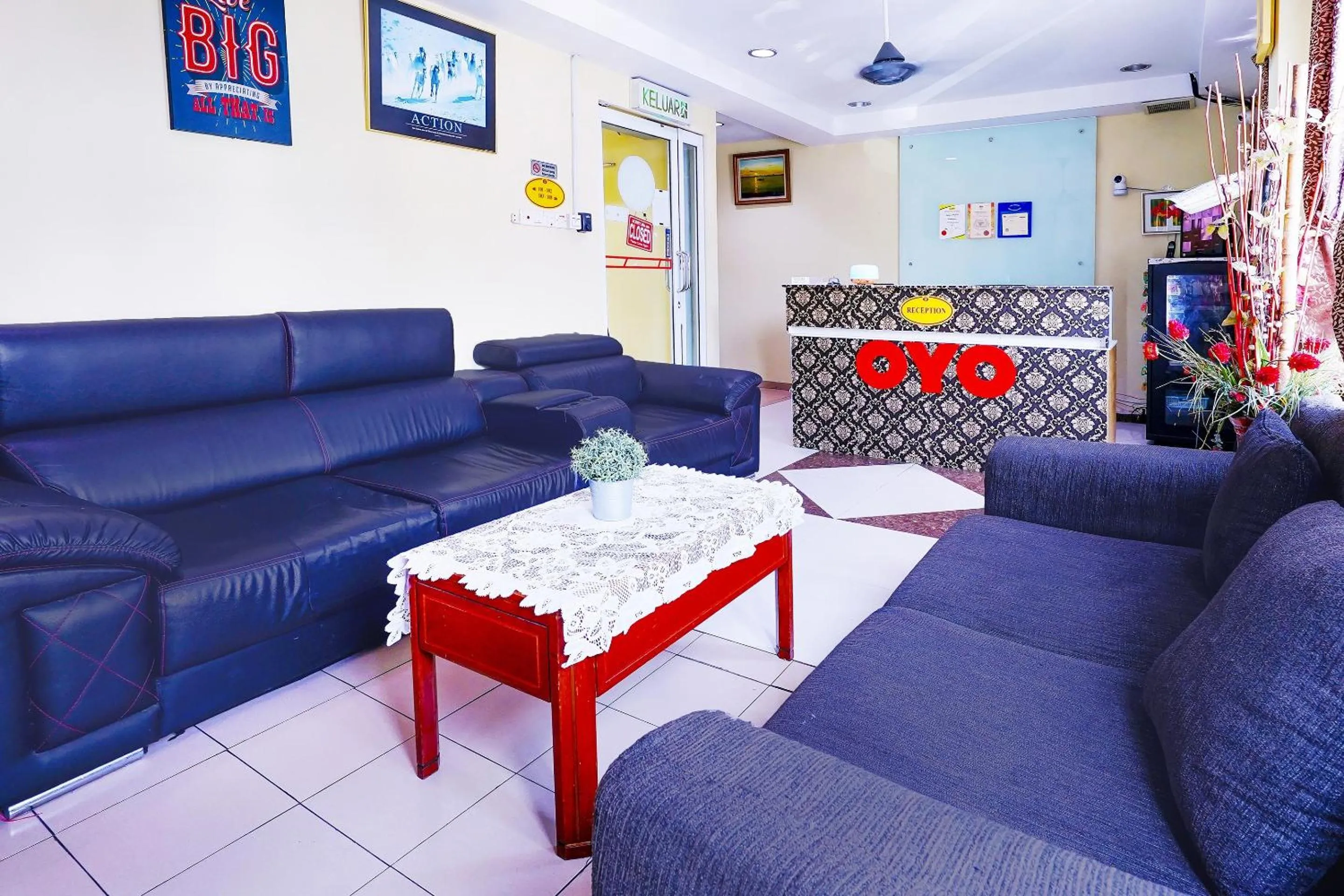 Lobby or reception in OYO 90486 New Station Hotel