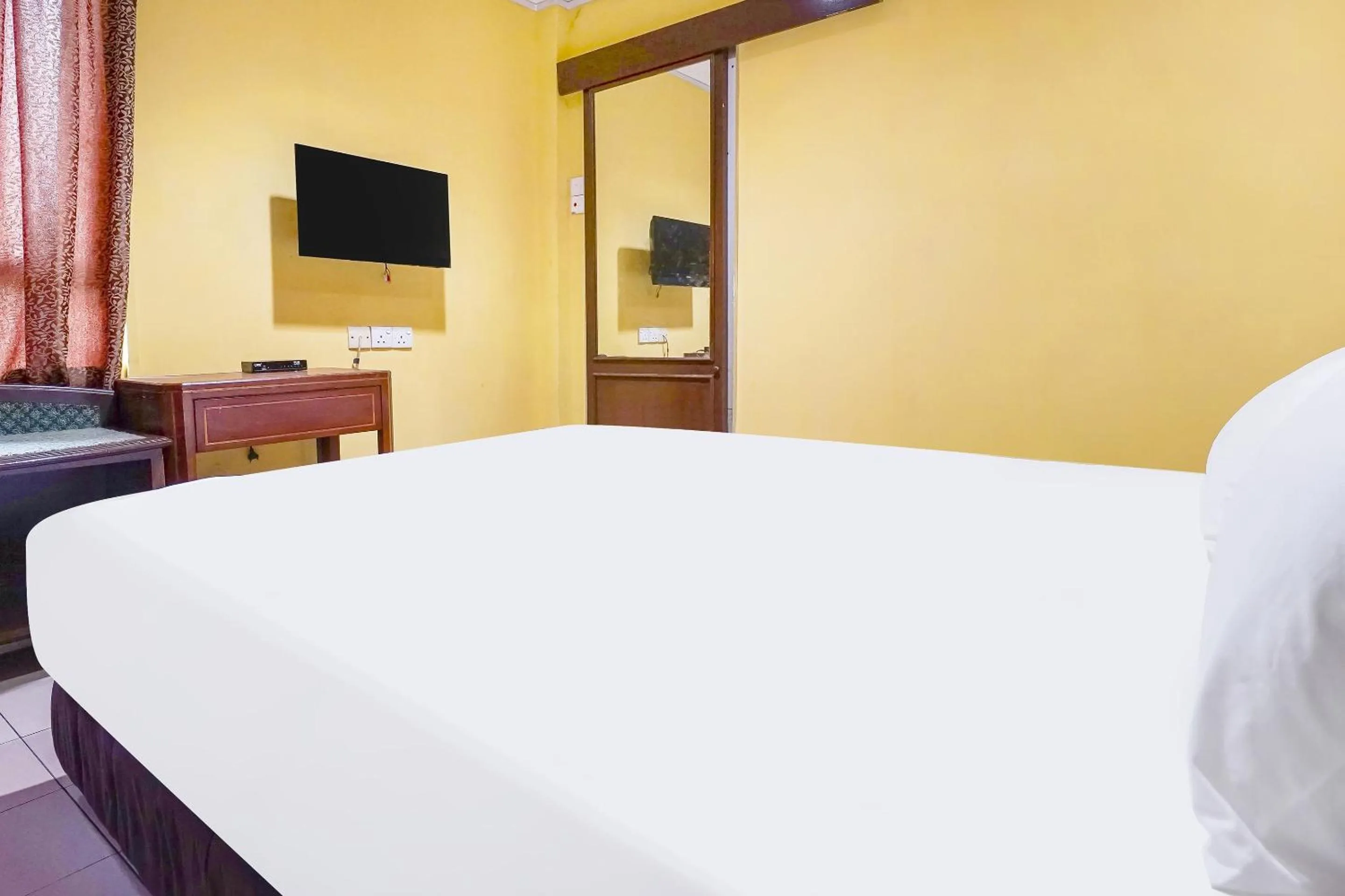 Bedroom in OYO 90486 New Station Hotel