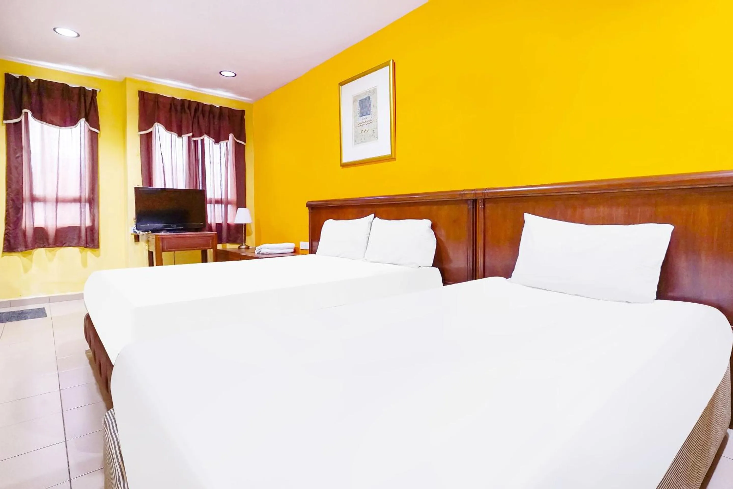 Bedroom in OYO 90486 New Station Hotel