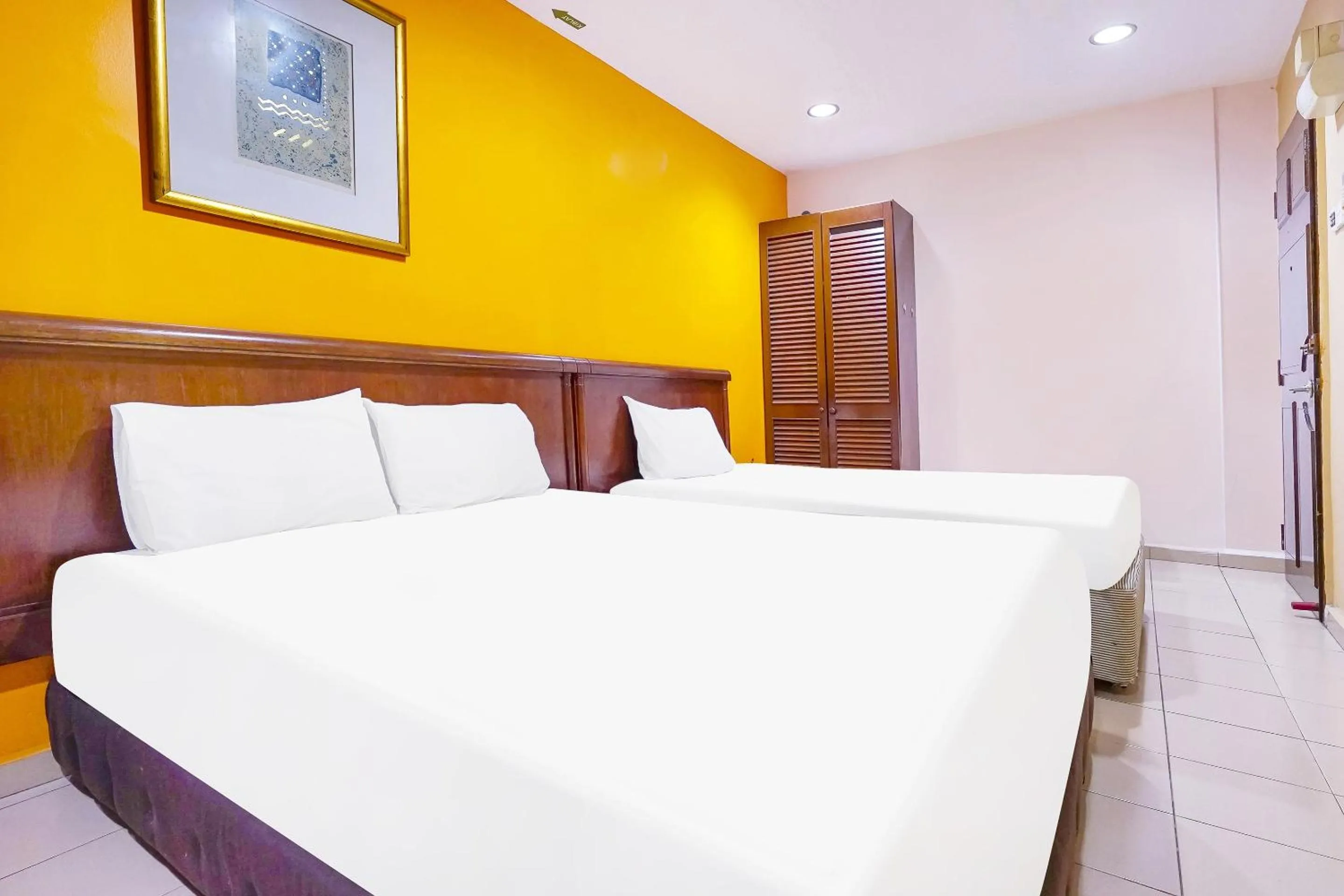 Bedroom in OYO 90486 New Station Hotel