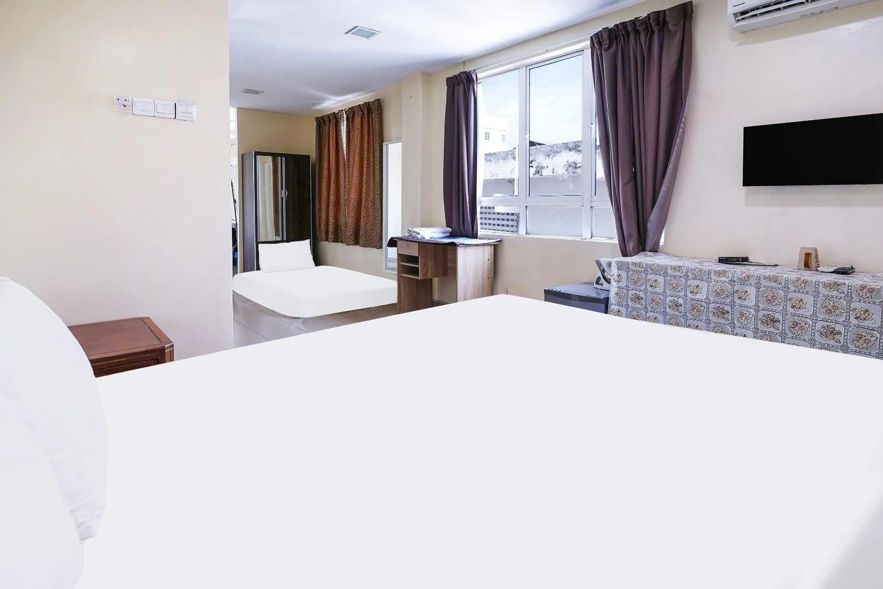 Bedroom in OYO 90486 New Station Hotel