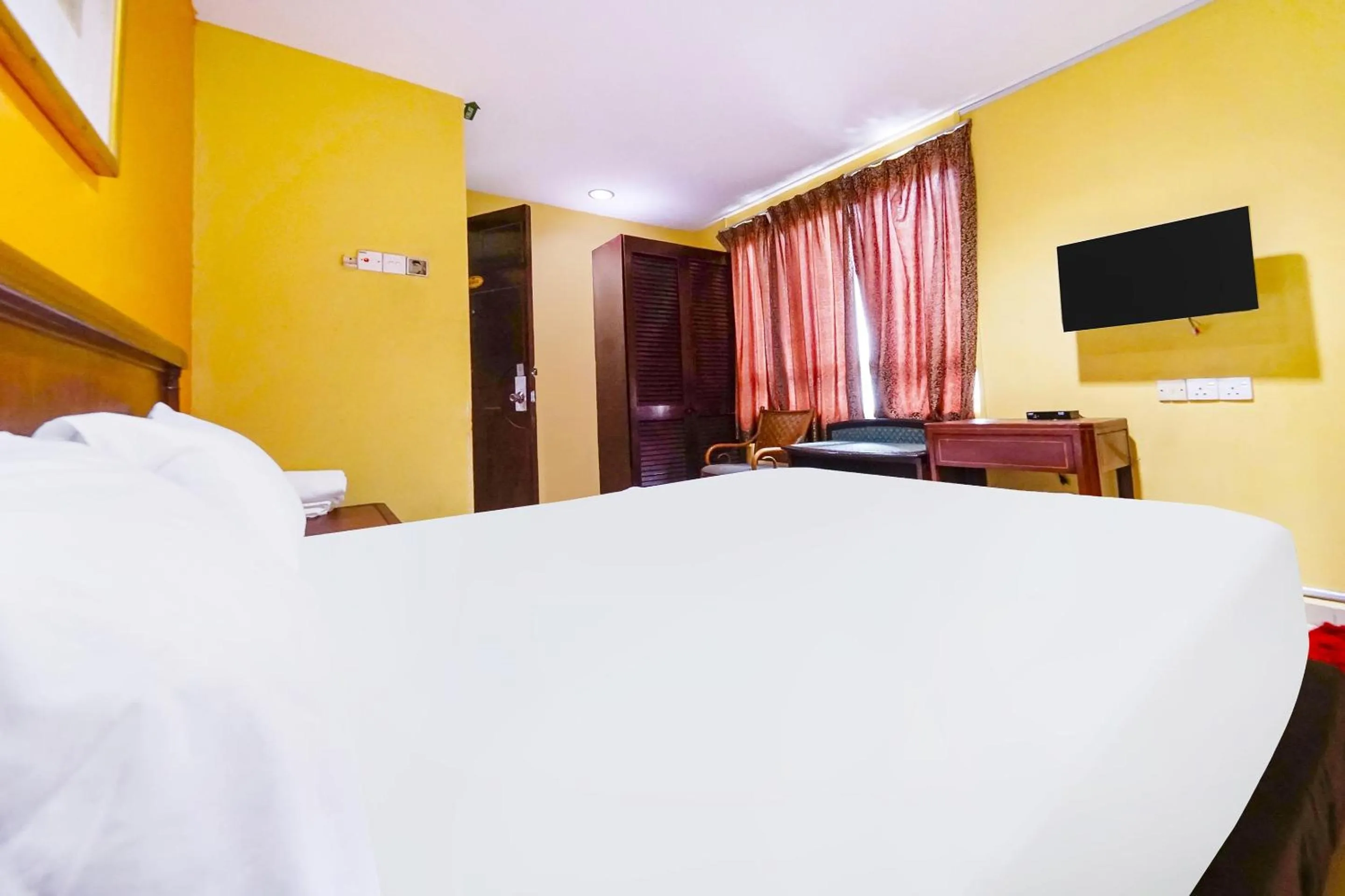 Bedroom in OYO 90486 New Station Hotel