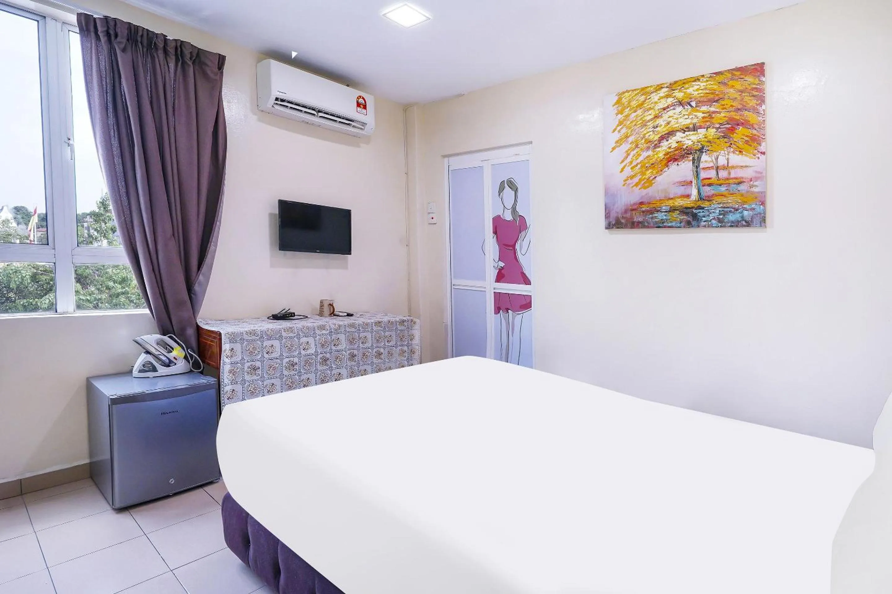 Bedroom in OYO 90486 New Station Hotel