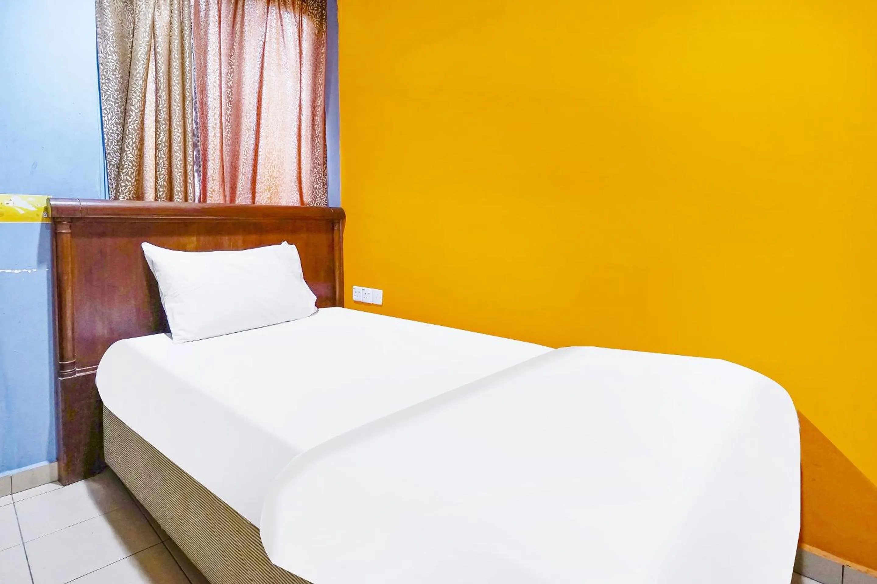 Bedroom in OYO 90486 New Station Hotel