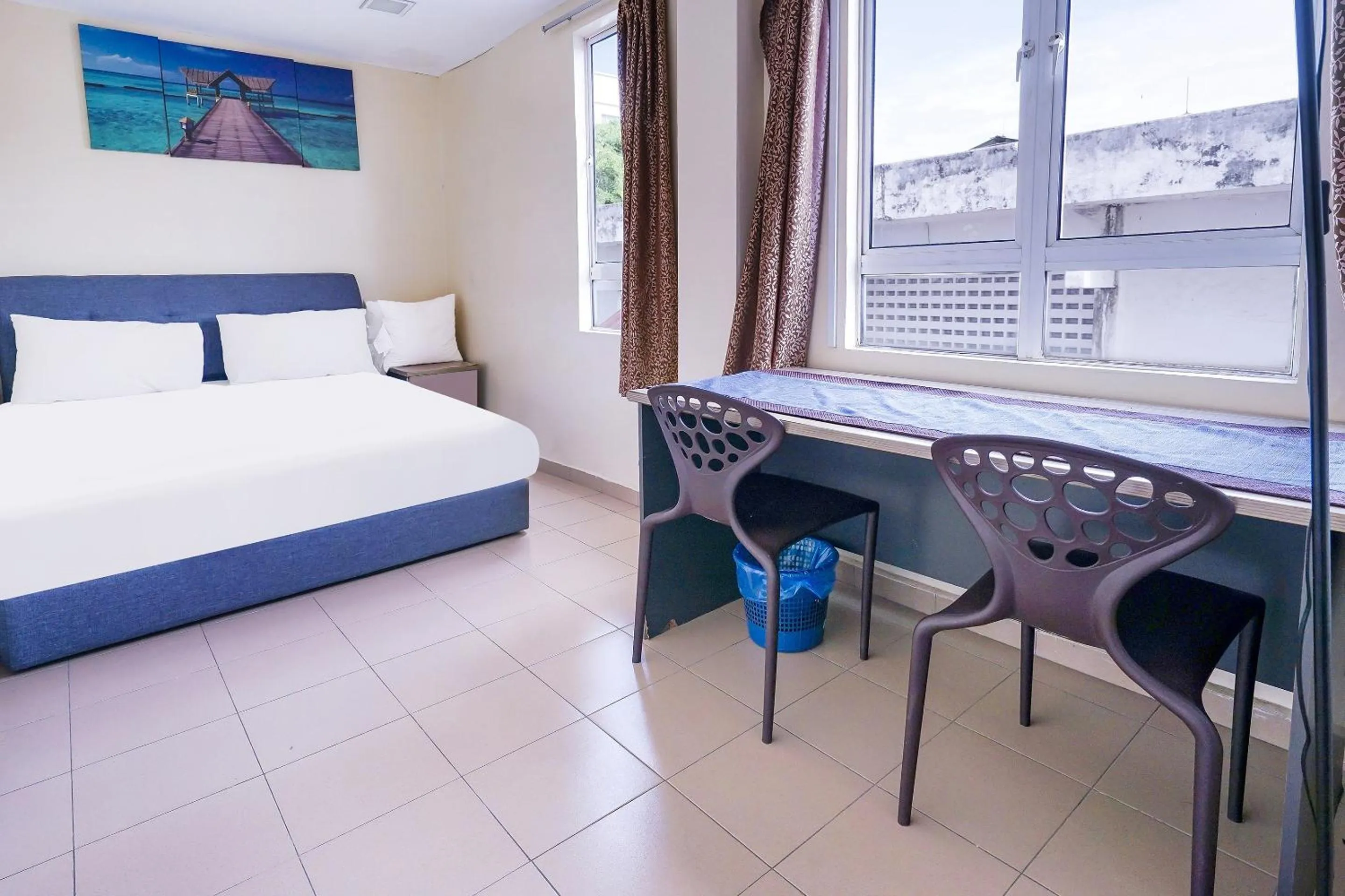 Bedroom in OYO 90486 New Station Hotel