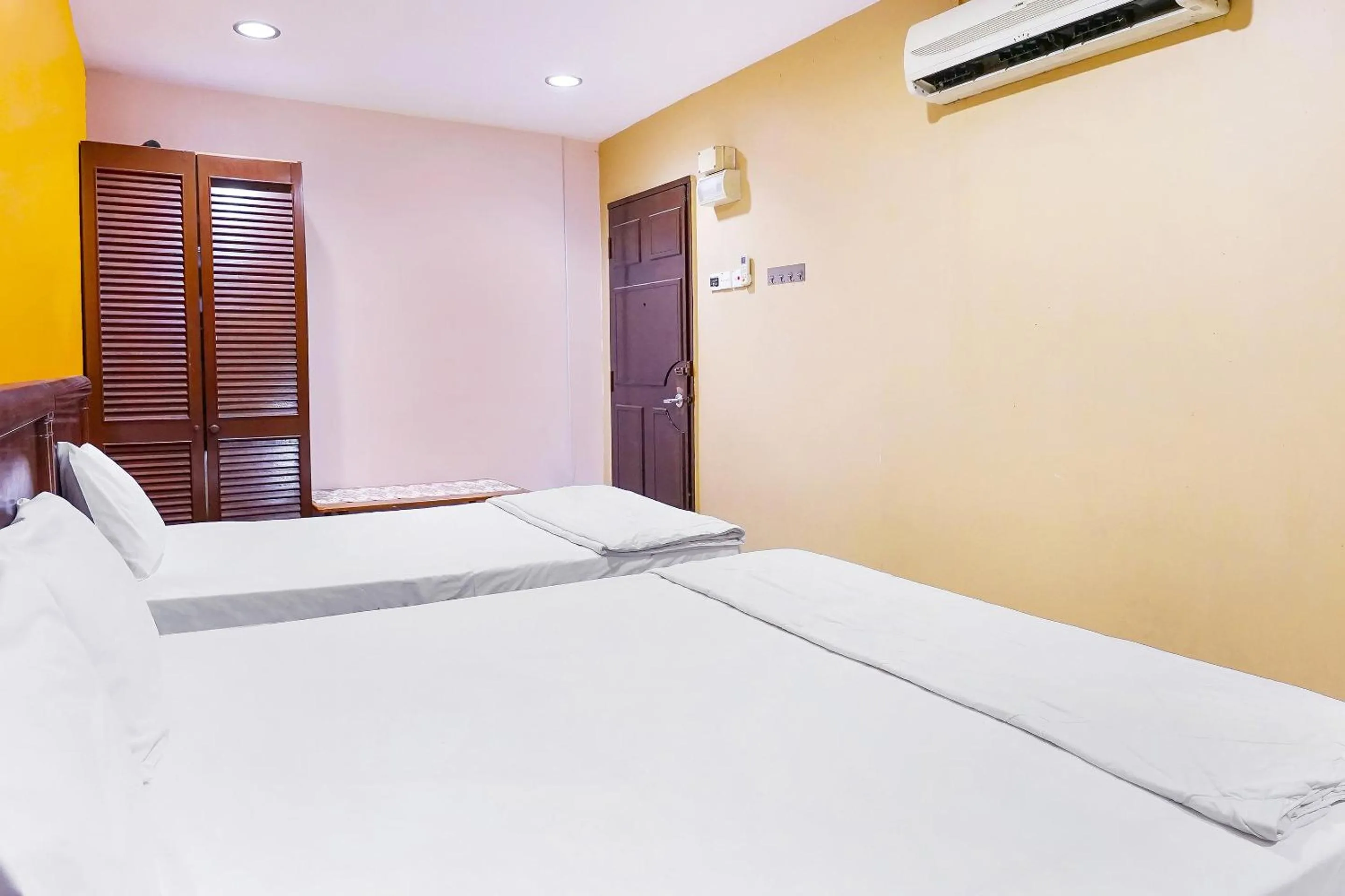 Bedroom in OYO 90486 New Station Hotel