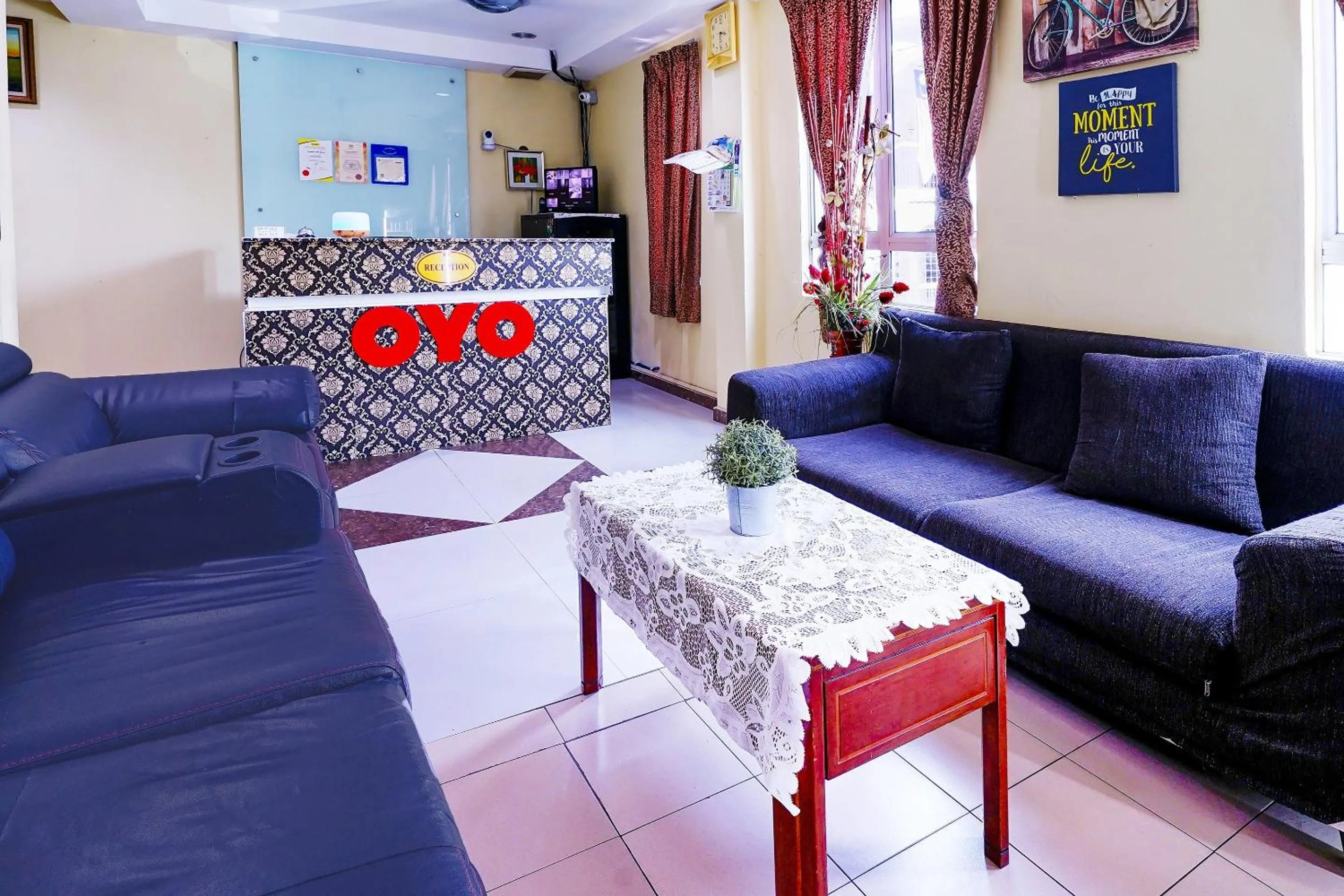 Lobby or reception in OYO 90486 New Station Hotel