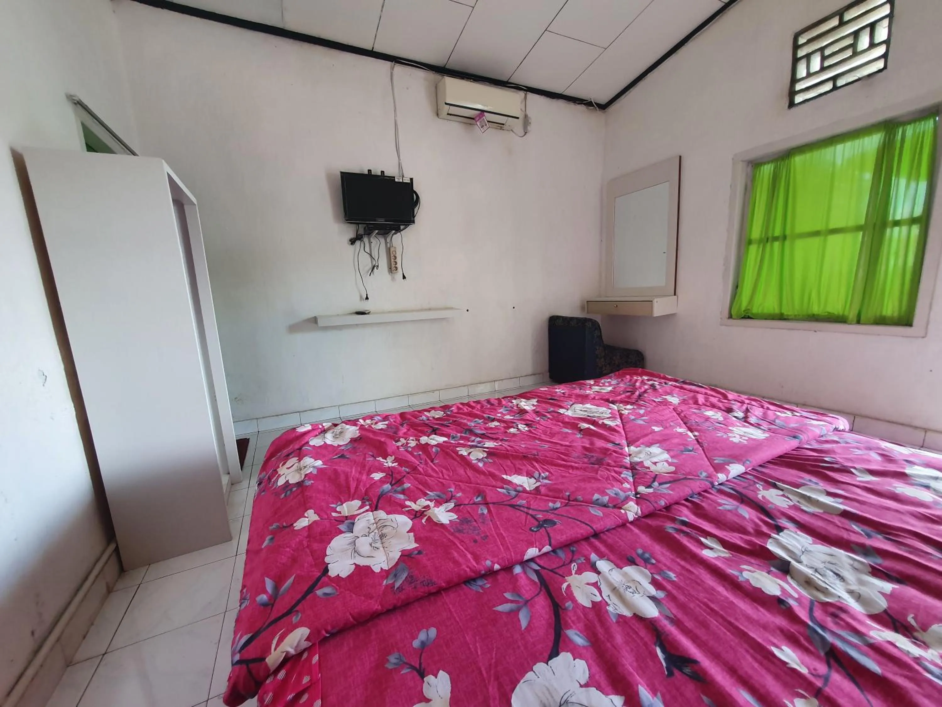 Bedroom in Hotel O Losmen Bunda Arema