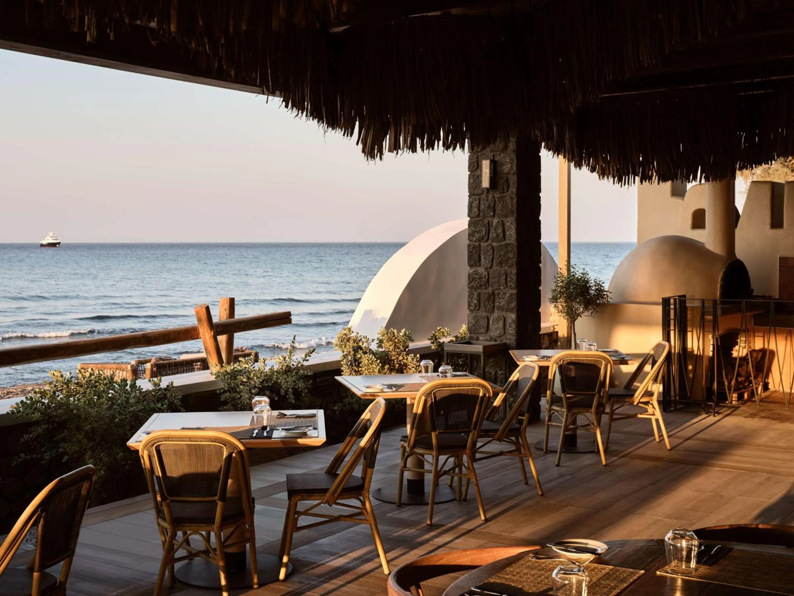 Restaurant/places to eat in Sea Breeze Santorini Beach Resort, Curio By Hilton