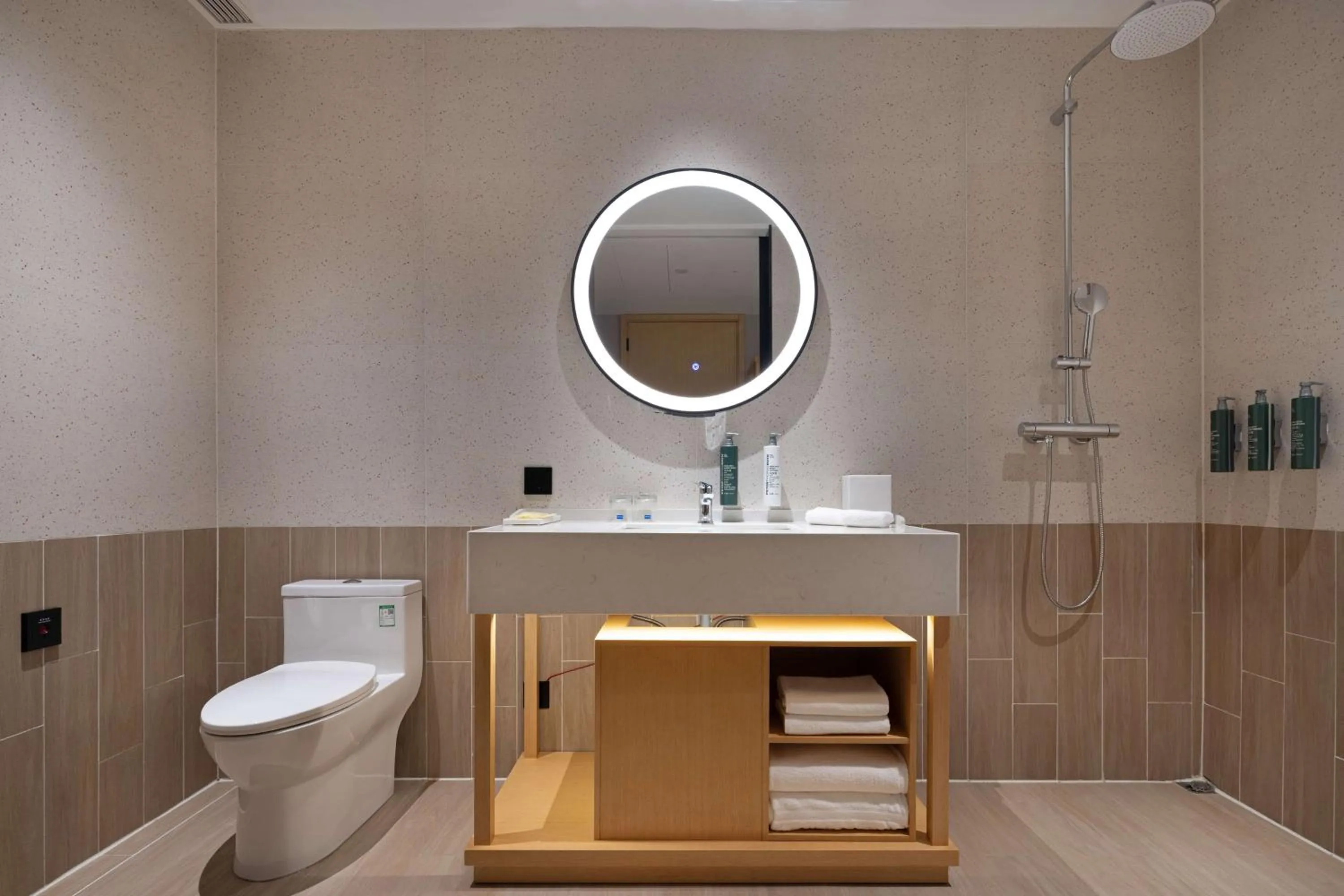 Bathroom in Hilton Garden Inn Rizhao High-Tech Zone