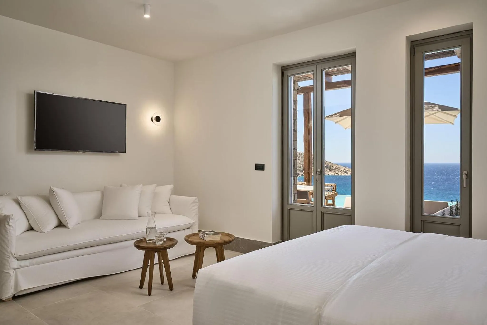 Seating area, Bed in Ios Grand Pool Suites