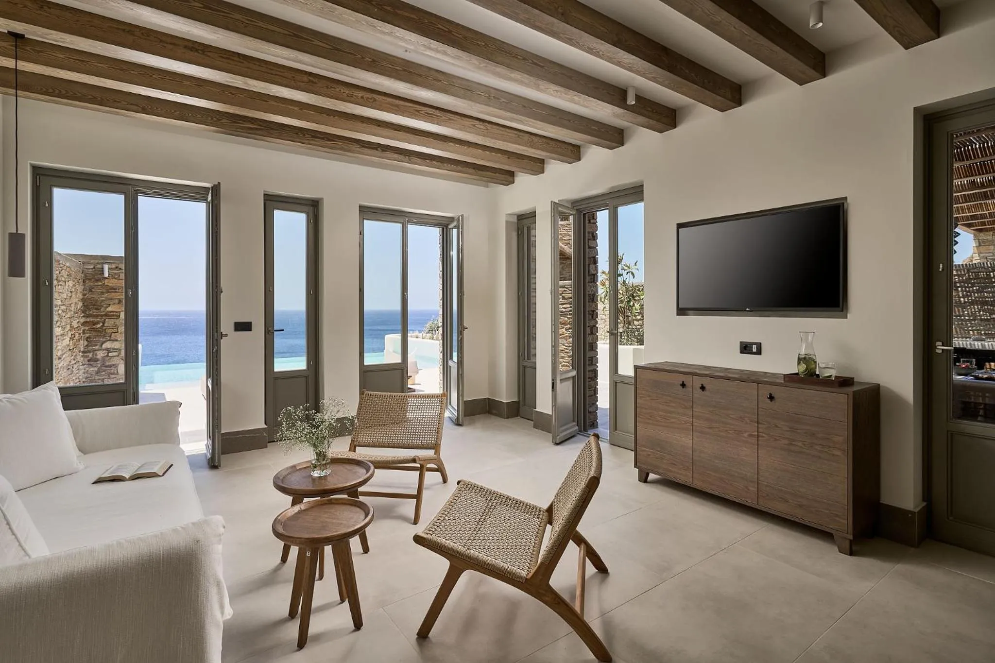 TV and multimedia in Ios Grand Pool Suites