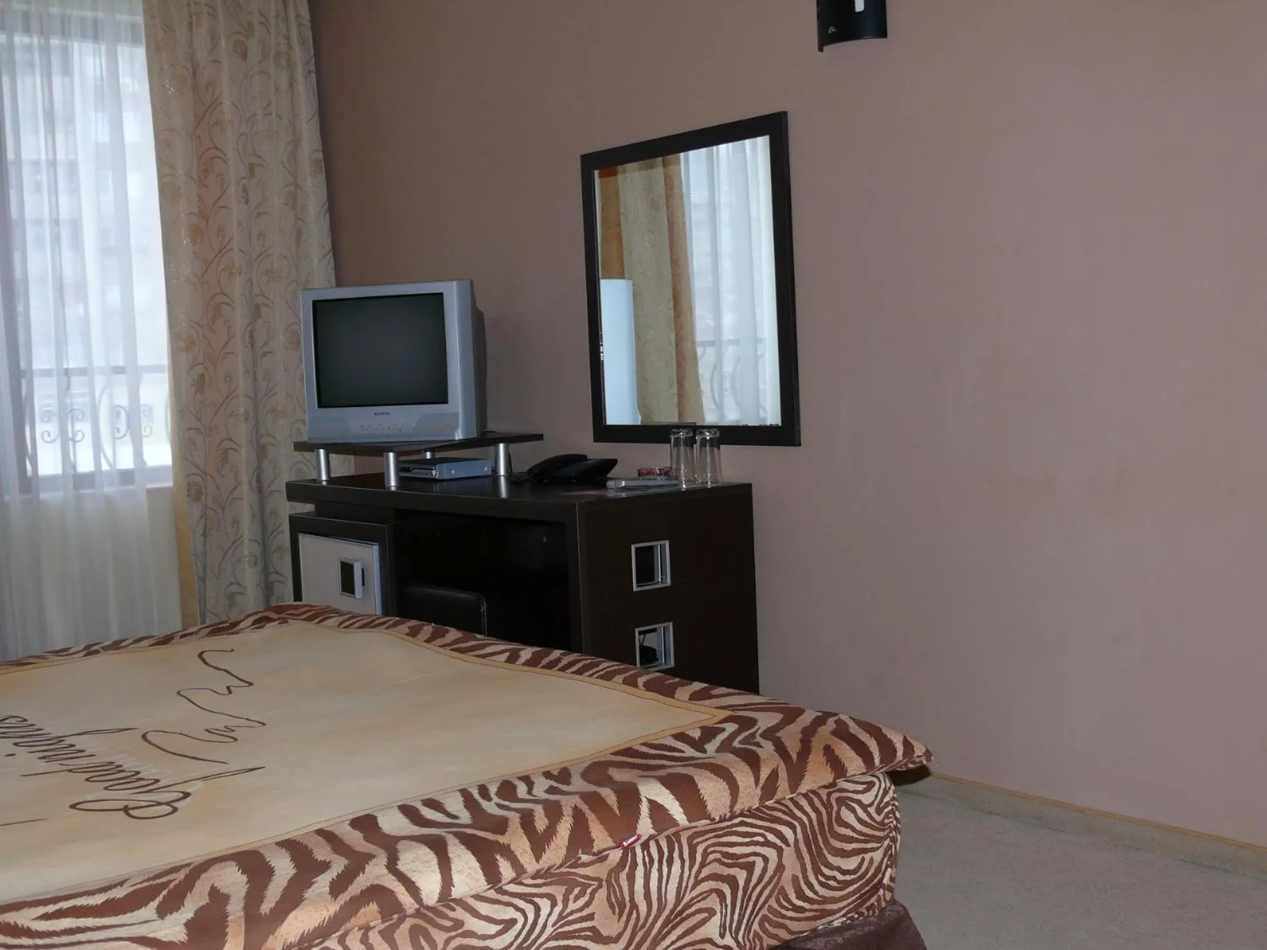 Communal lounge/ TV room, Bed in Hotel Brilliantin