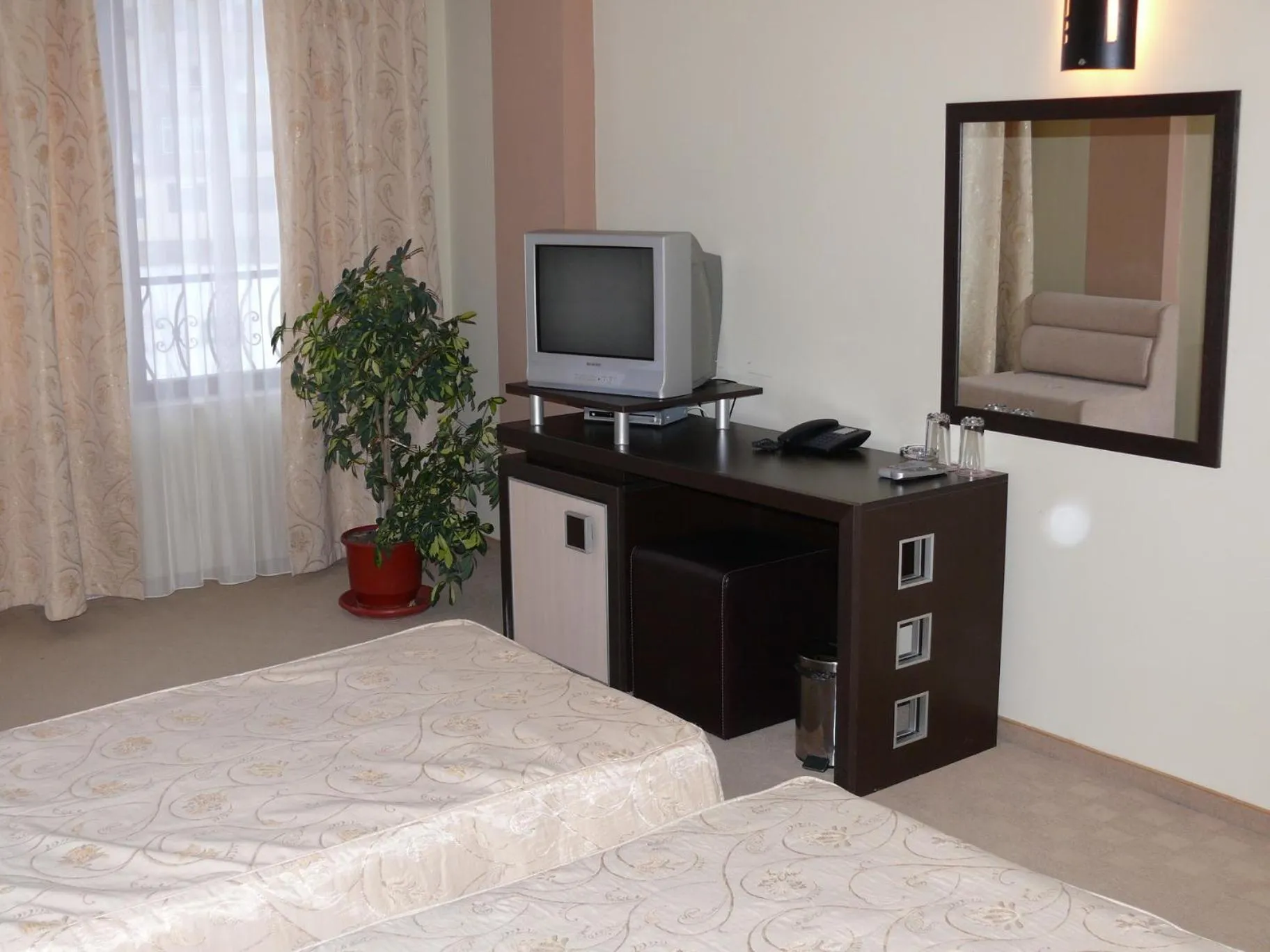 Communal lounge/ TV room, Bed in Hotel Brilliantin