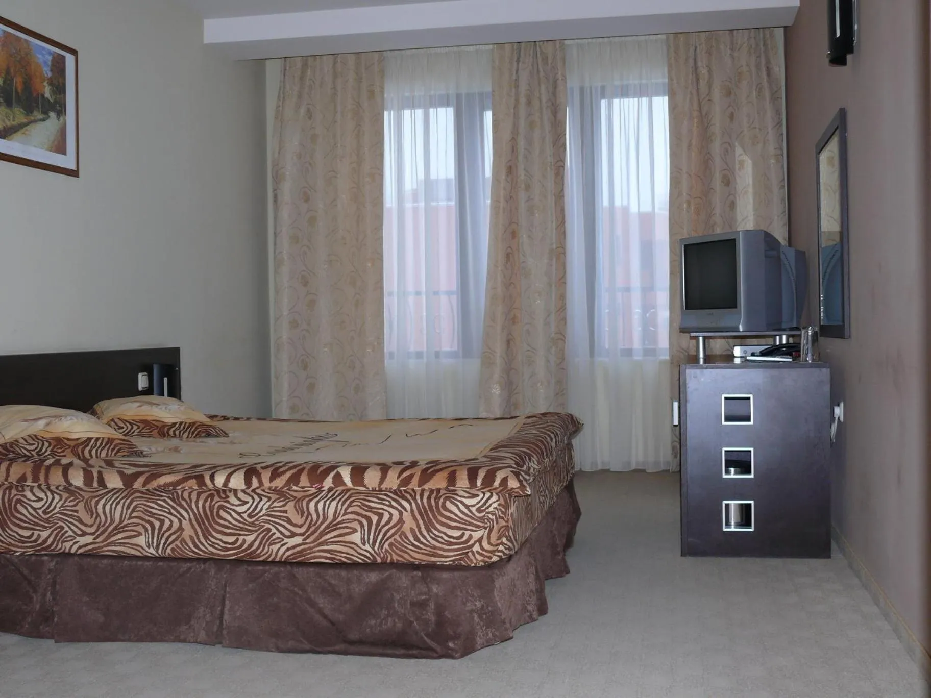 Communal lounge/ TV room, Bed in Hotel Brilliantin