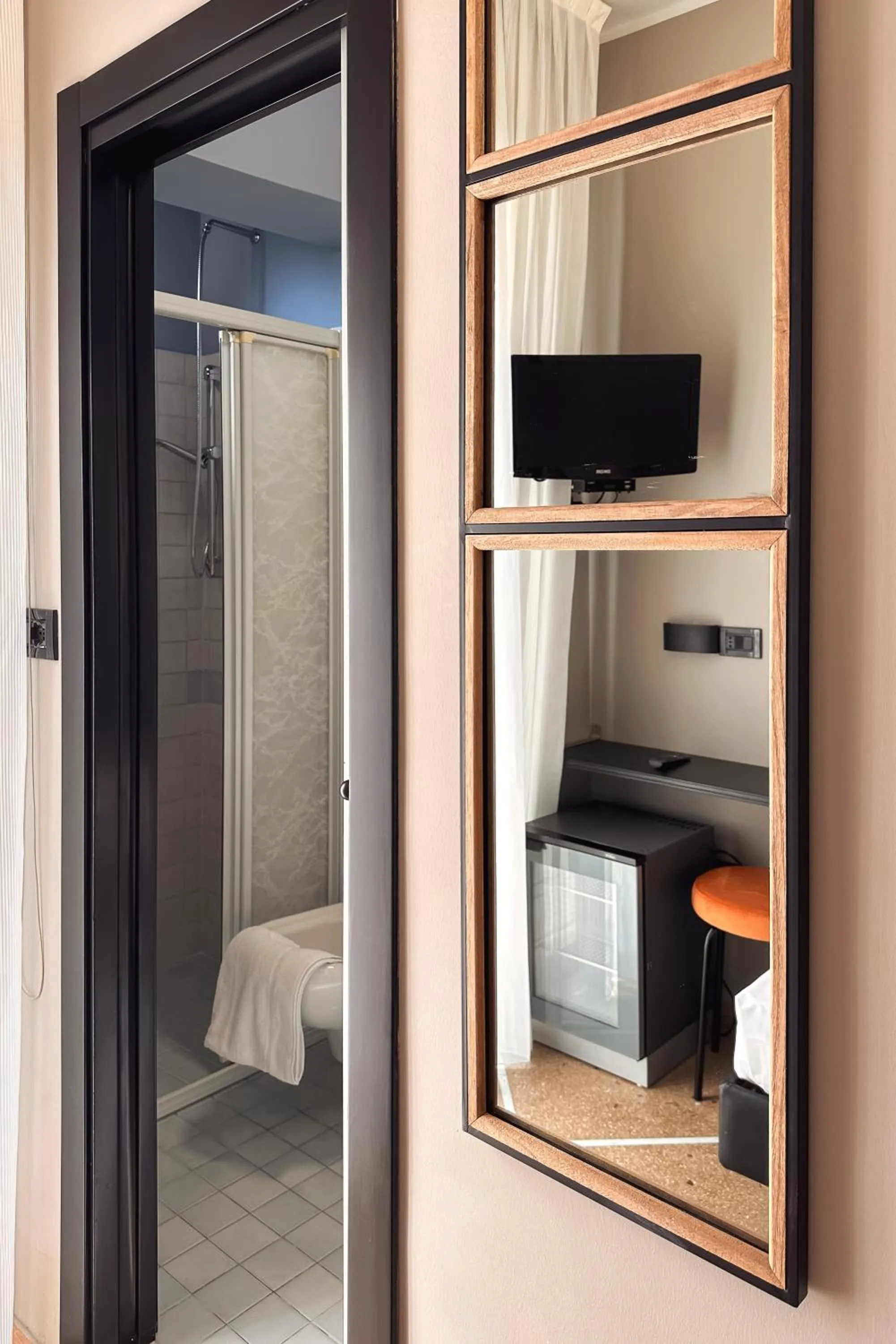 TV and multimedia in Lime Hotel