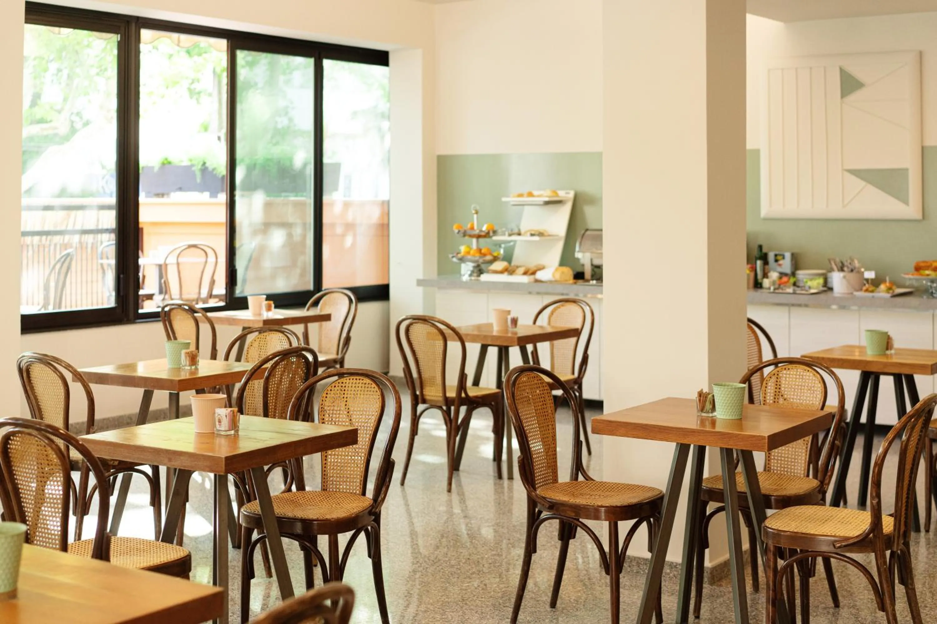 Restaurant/places to eat in Lime Hotel