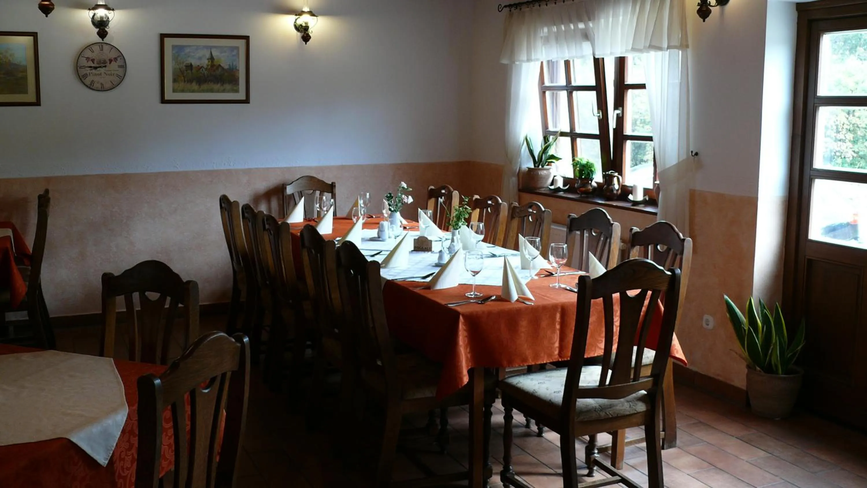 Restaurant/places to eat in Kádárta Vendéglő Panzió