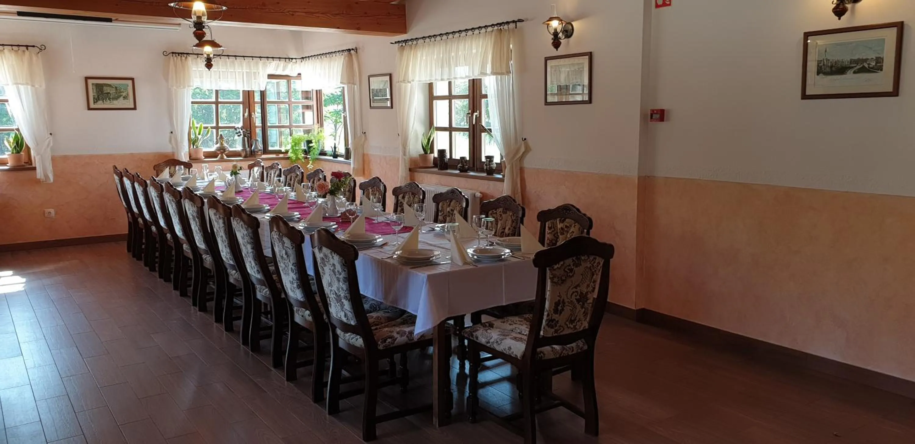 Restaurant/places to eat in Kádárta Vendéglő Panzió