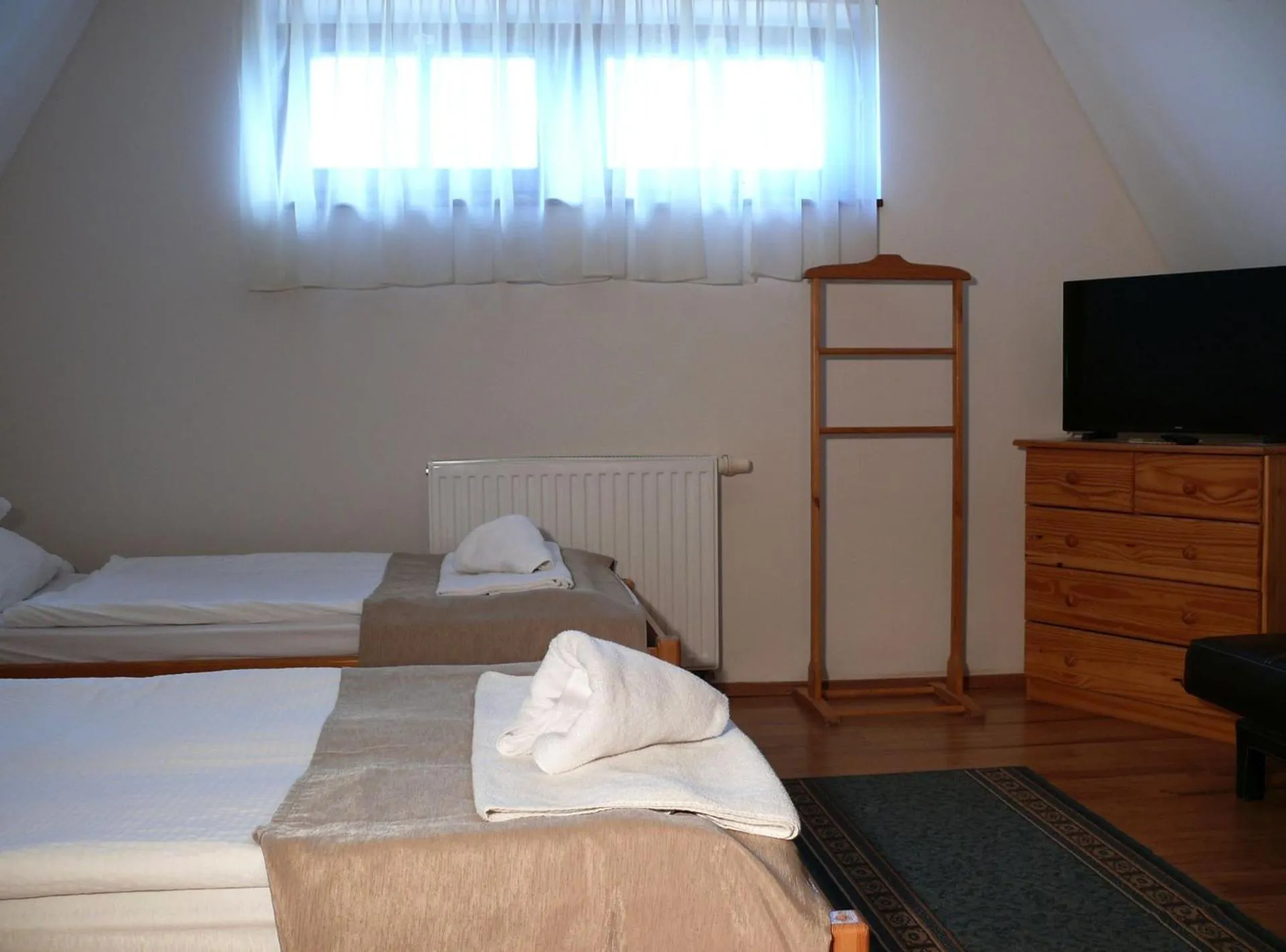Photo of the whole room, Bed in Kádárta Vendéglő Panzió
