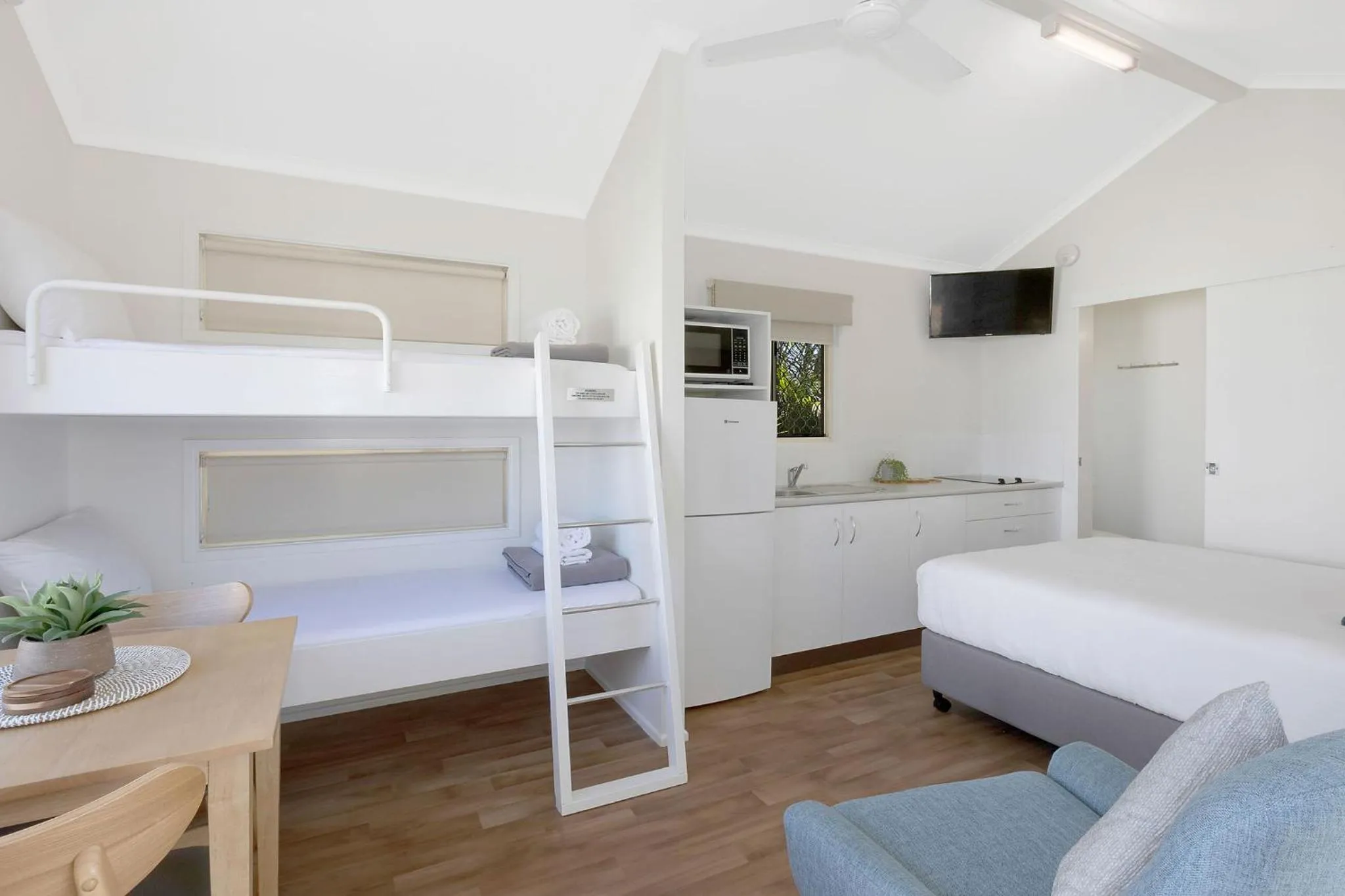 Kitchen or kitchenette, Bed in Reflections Ballina - Holiday Park