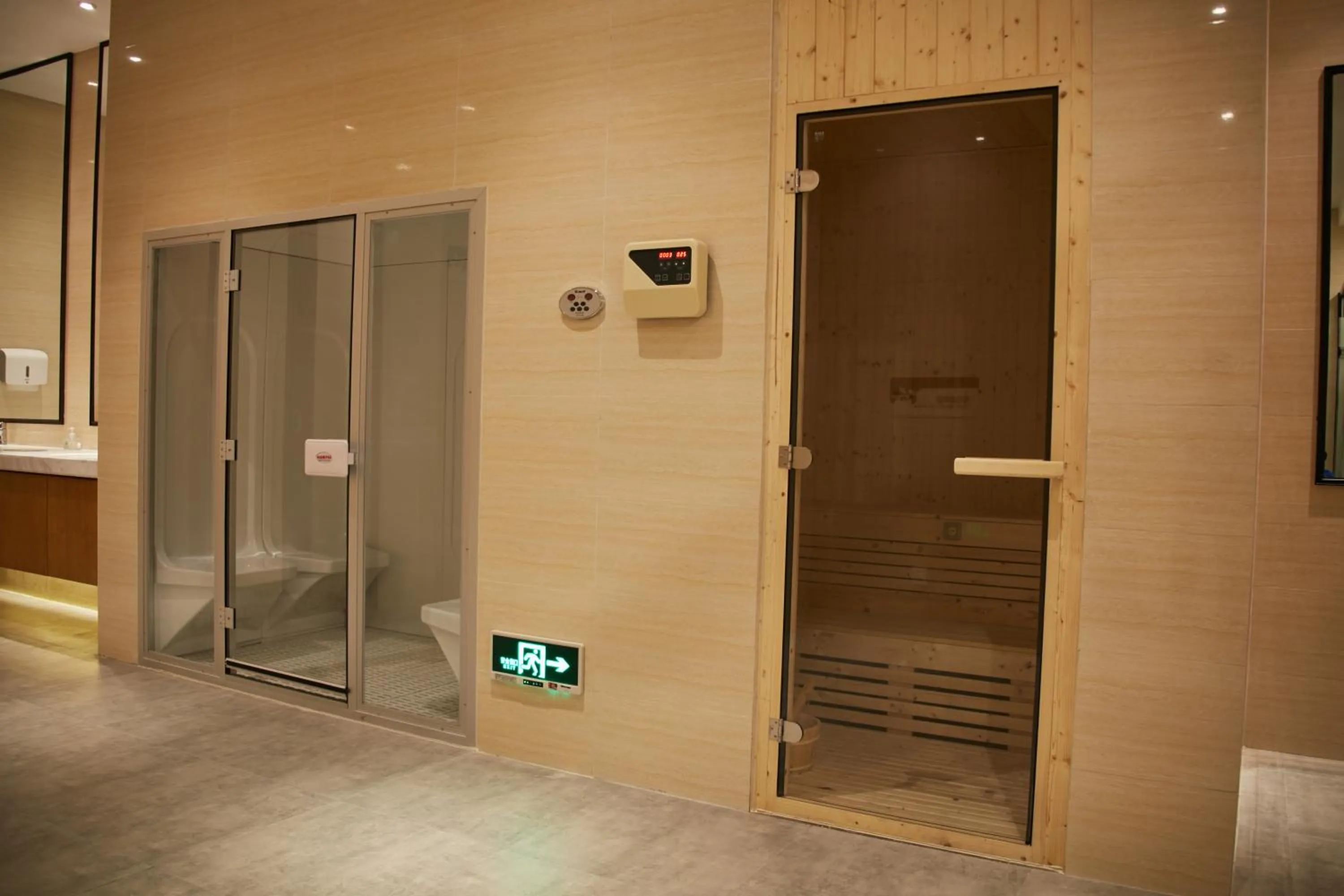 Fitness centre/facilities in Rising Dragon International Hotel