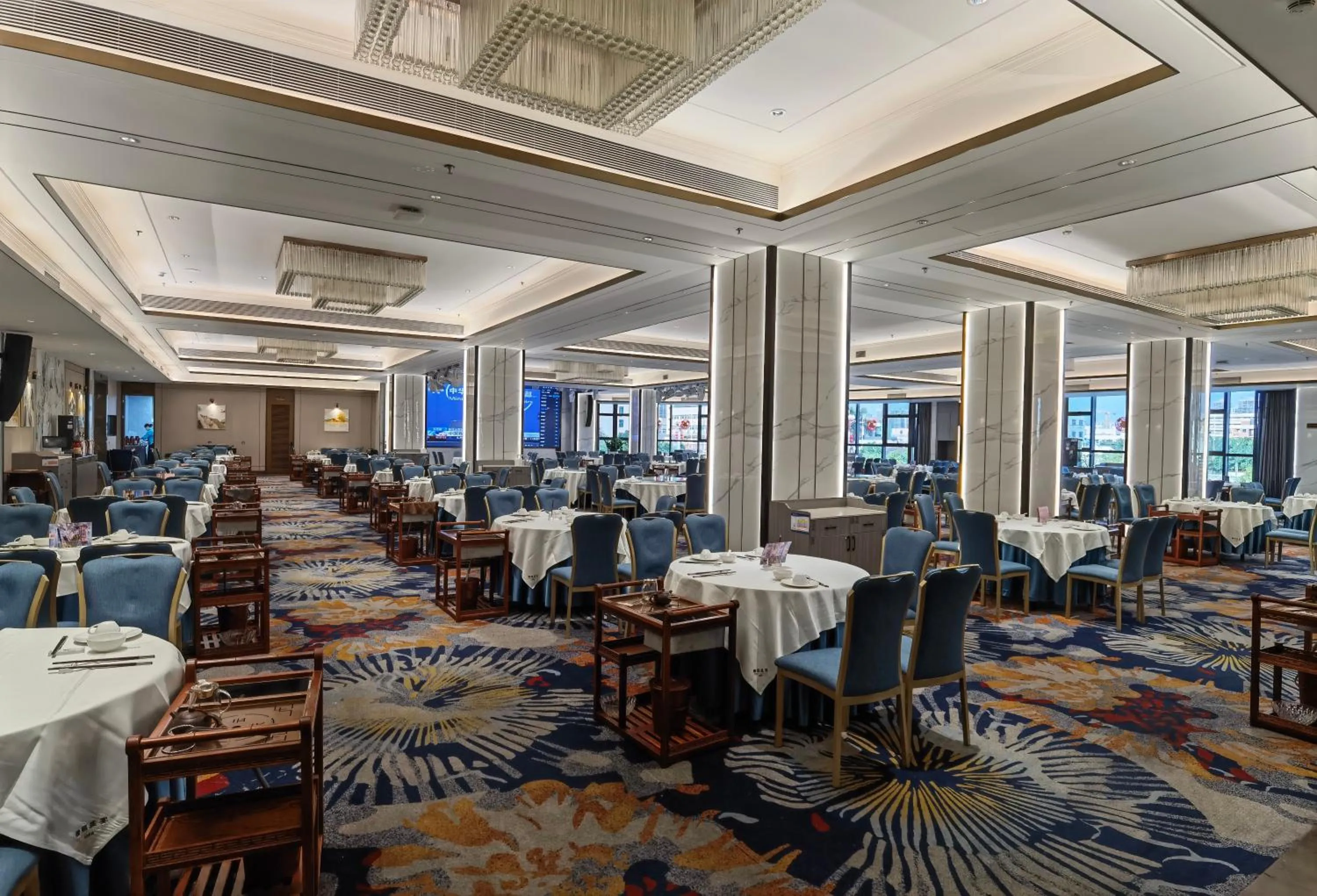 Restaurant/places to eat in Rising Dragon International Hotel