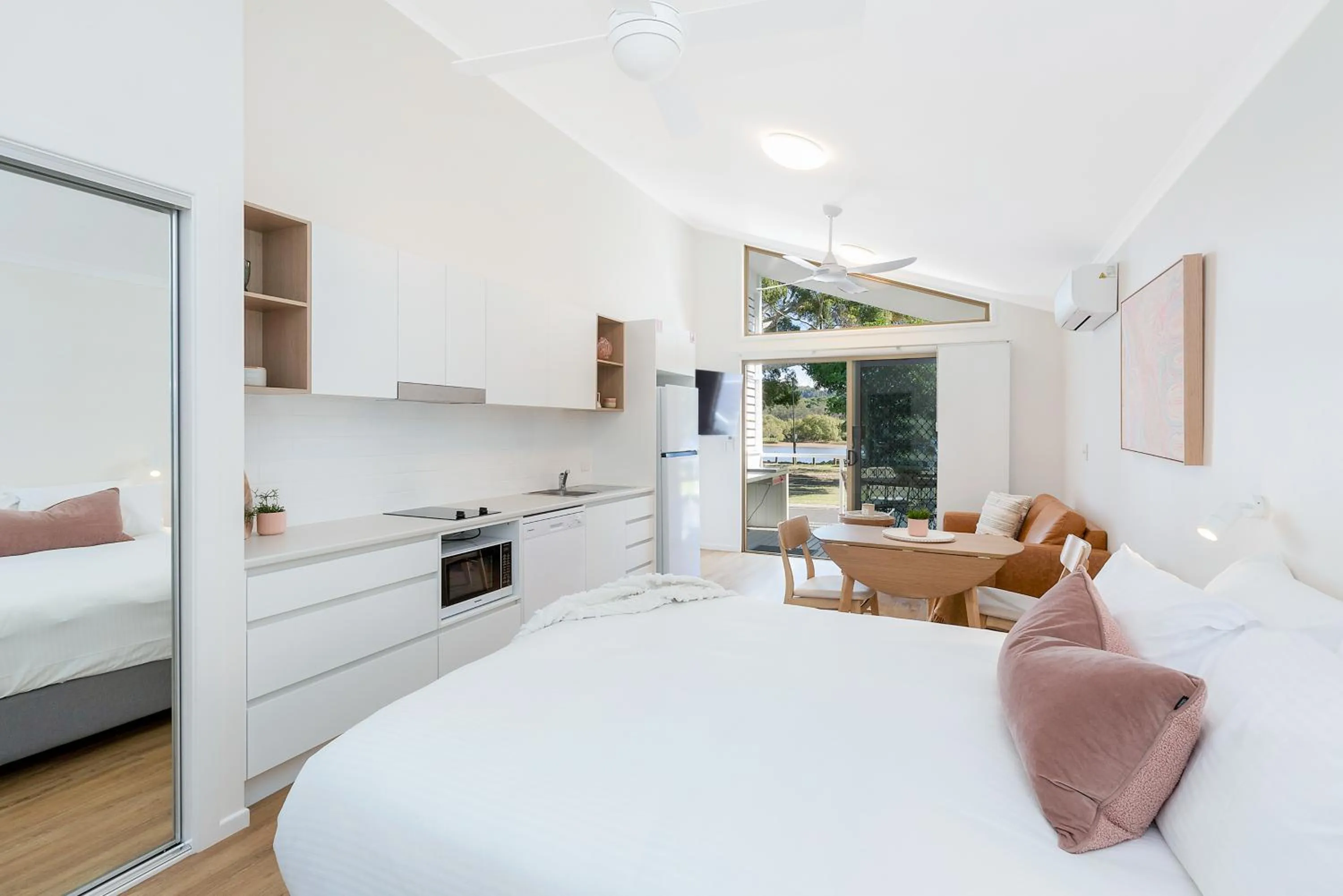 Photo of the whole room, Bed in Reflections Ferry Reserve - Holiday Park