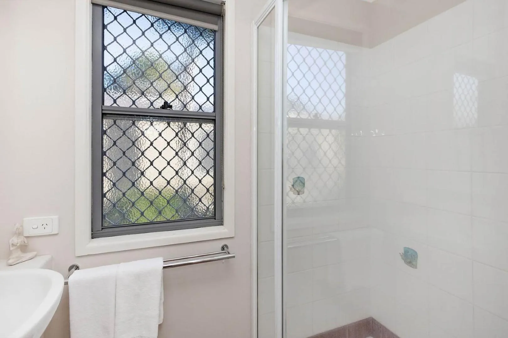 Shower in Reflections Massy Greene - Holiday Park