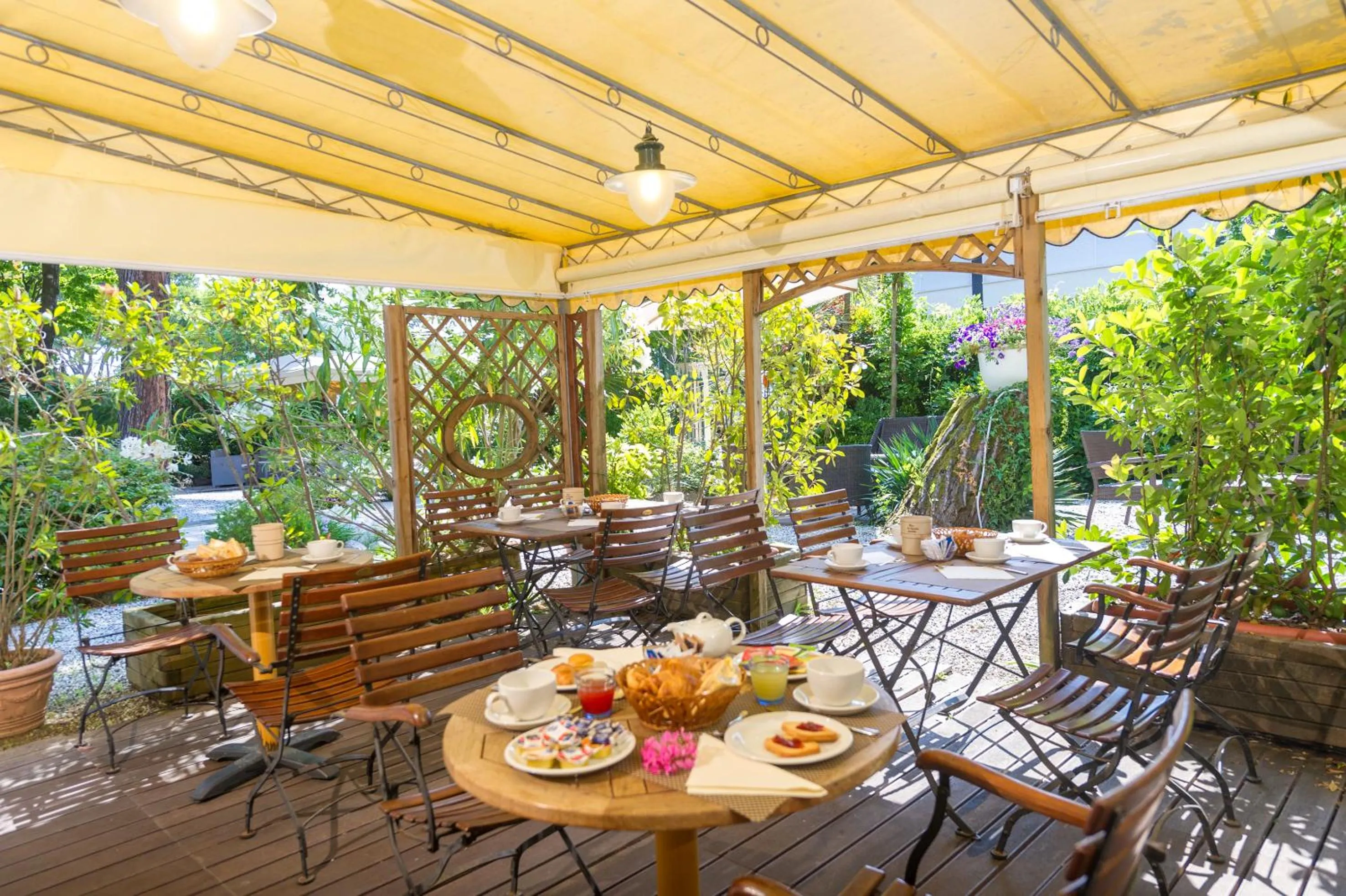 Restaurant/places to eat in Hotel La Pace