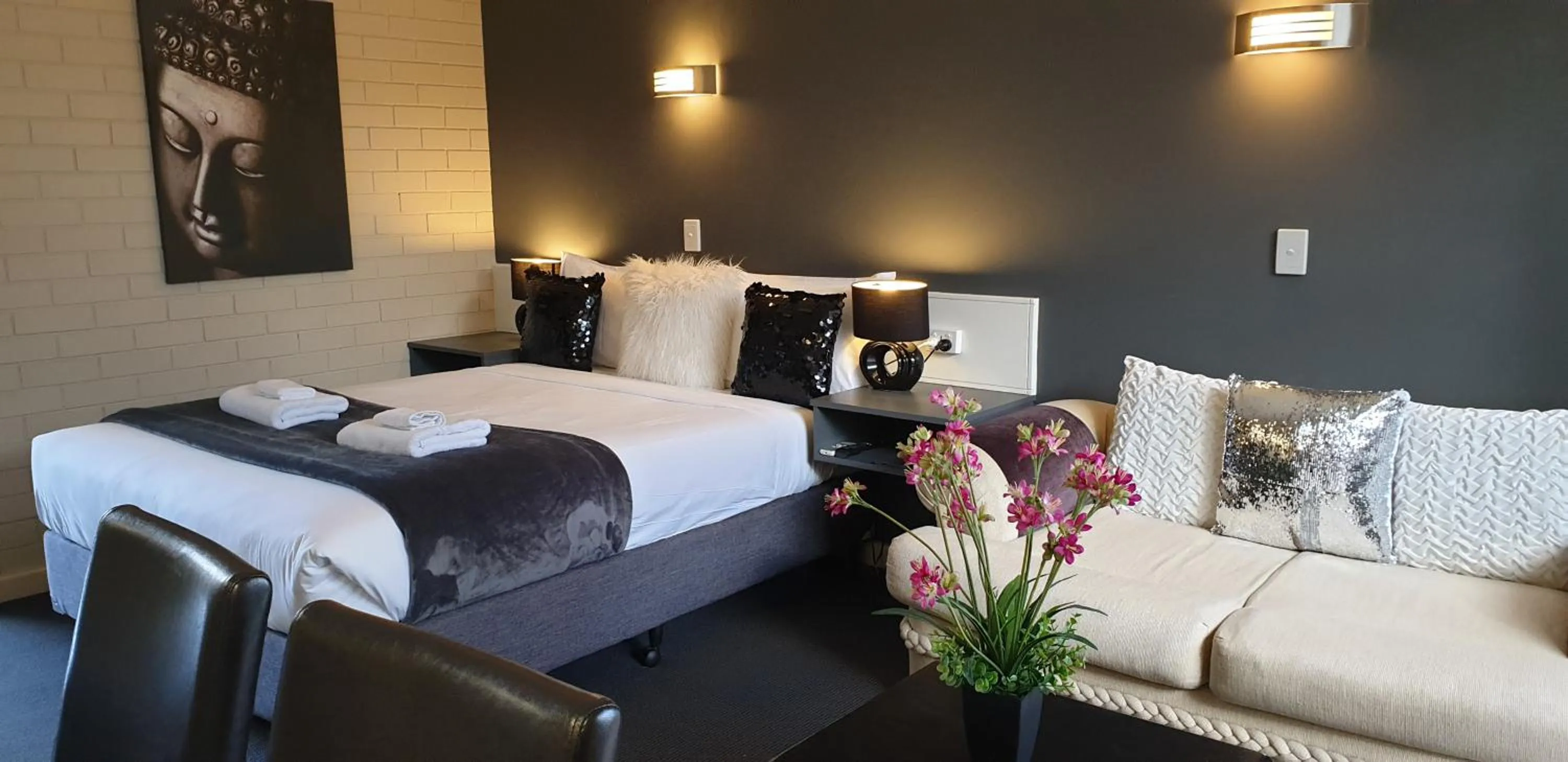 Photo of the whole room, Bed in Sandpipers @ Millicent