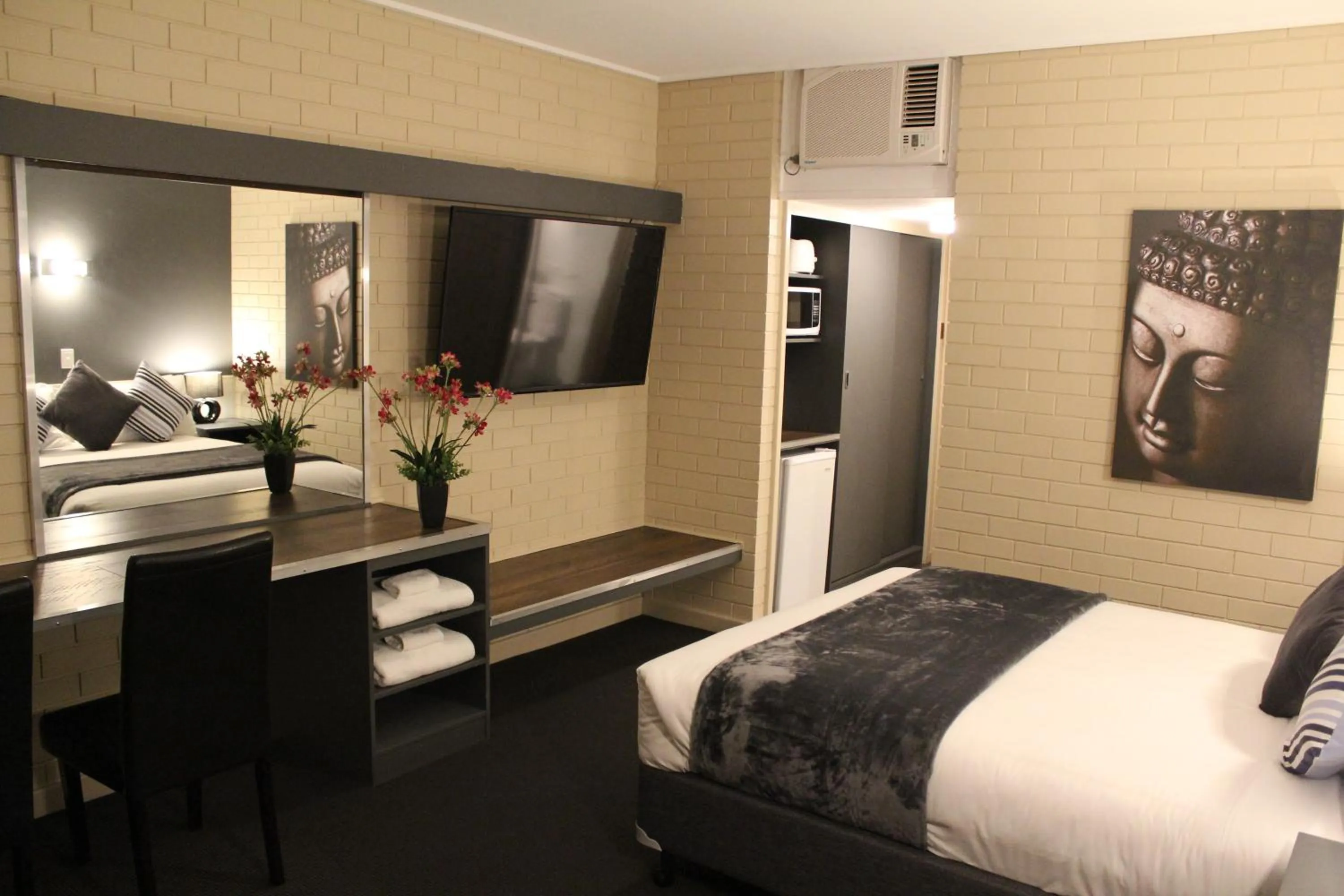 Photo of the whole room, Bed in Sandpipers @ Millicent