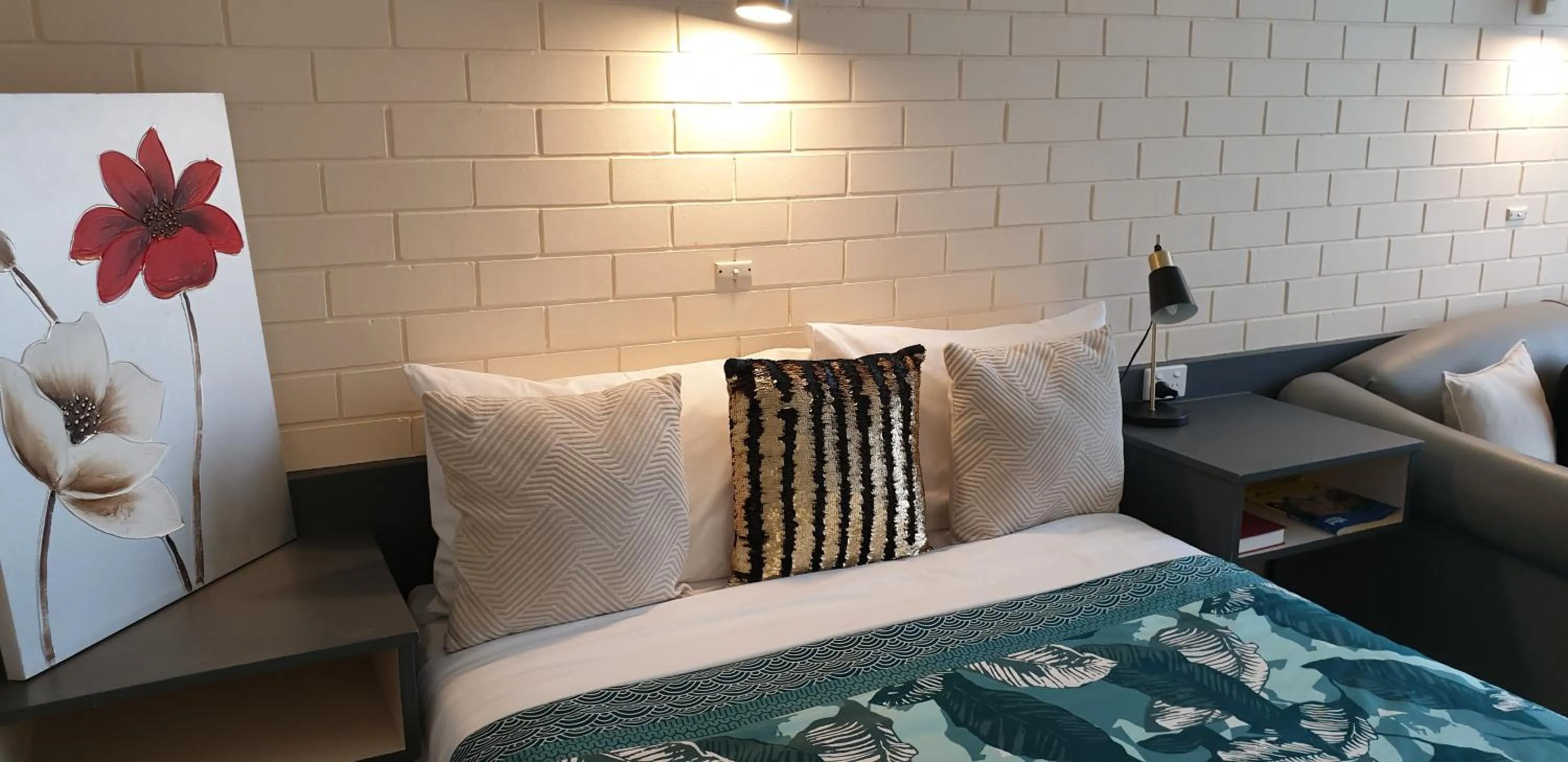 Photo of the whole room, Bed in Sandpipers @ Millicent