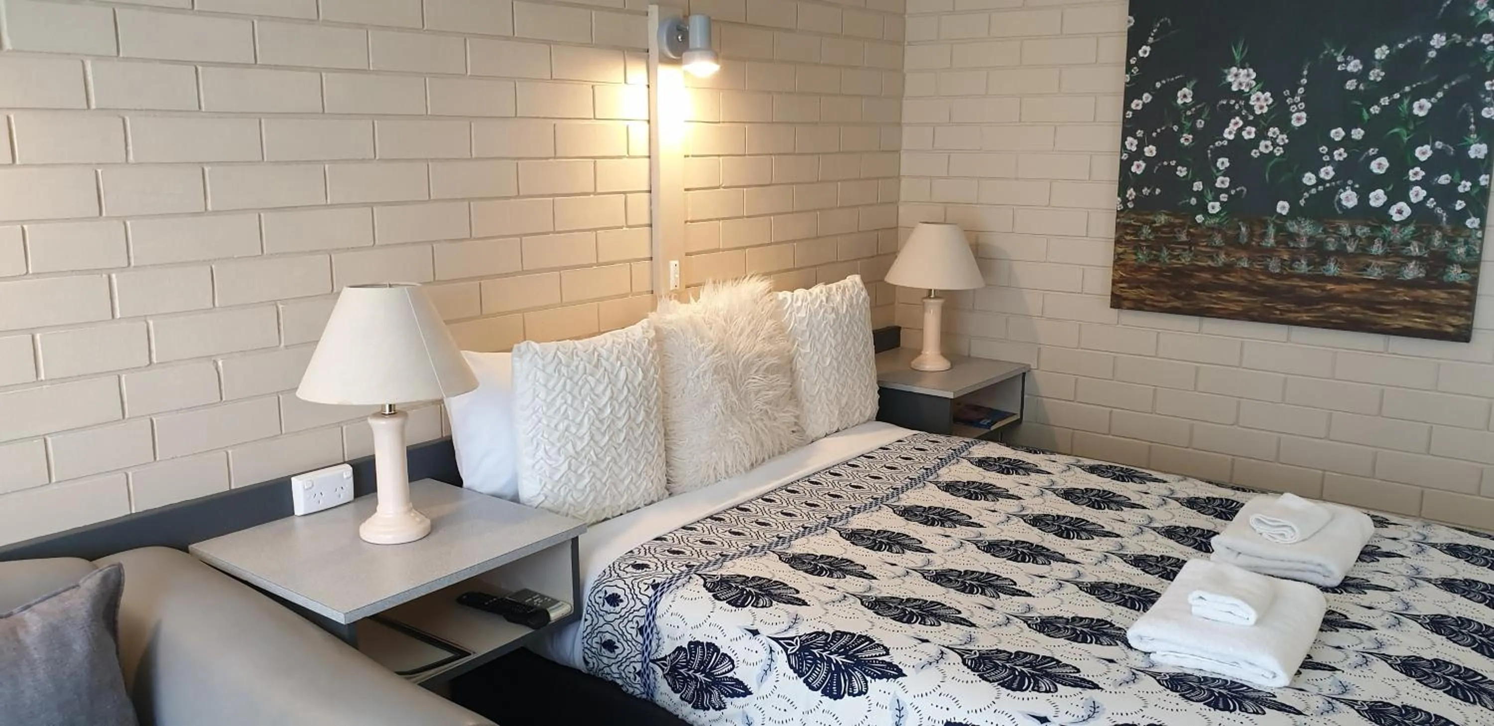 Bedroom, Bed in Sandpipers @ Millicent