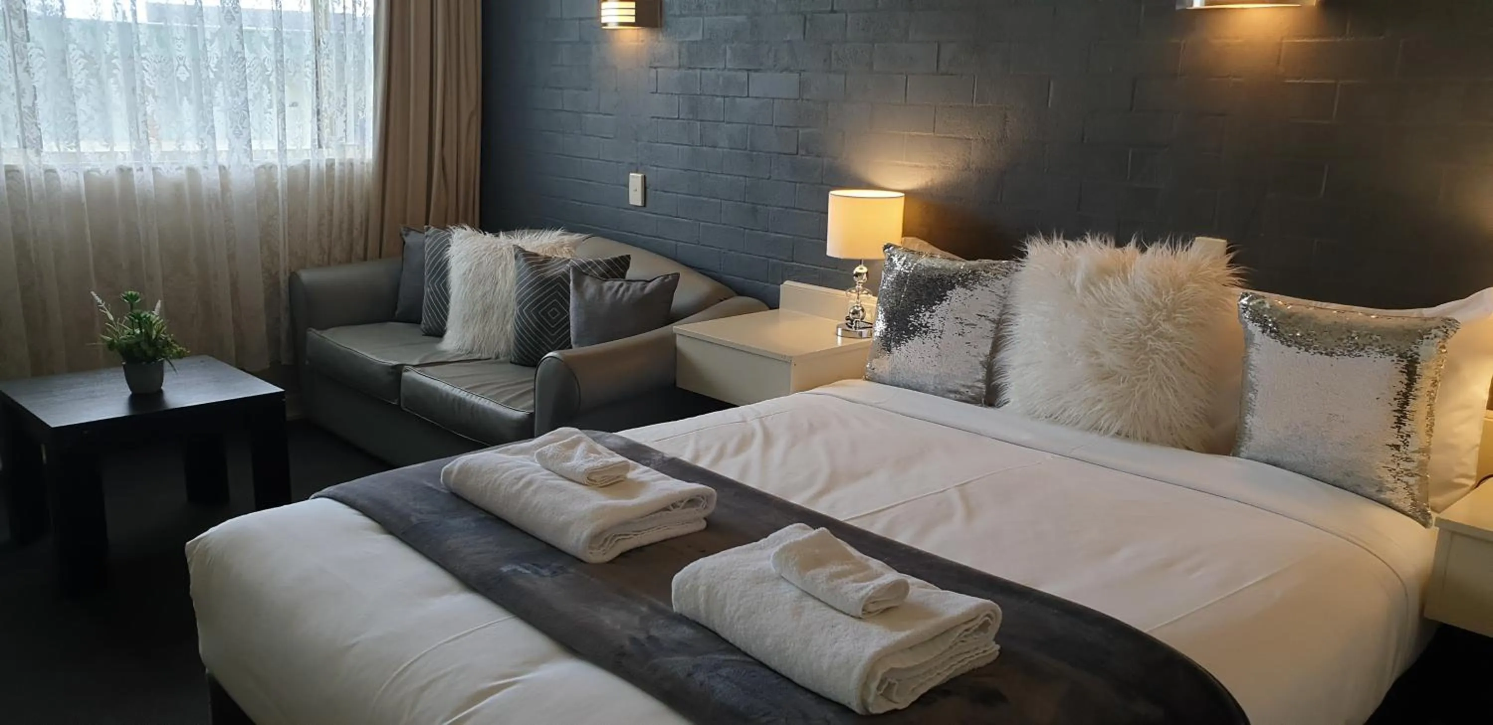 Seating area, Bed in Sandpipers @ Millicent