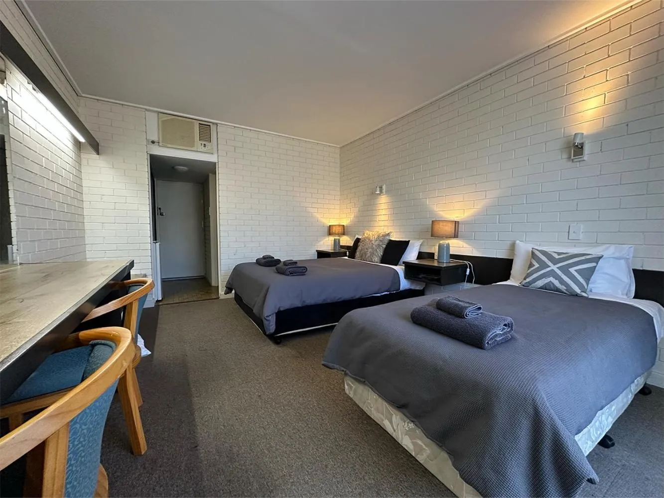 Photo of the whole room, Bed in Sandpipers @ Millicent