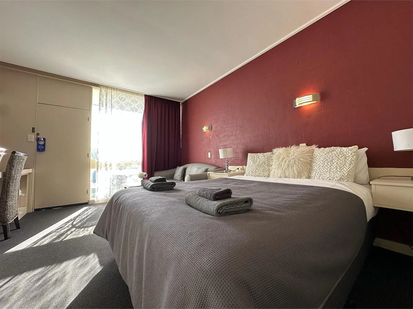 Photo of the whole room, Bed in Sandpipers @ Millicent