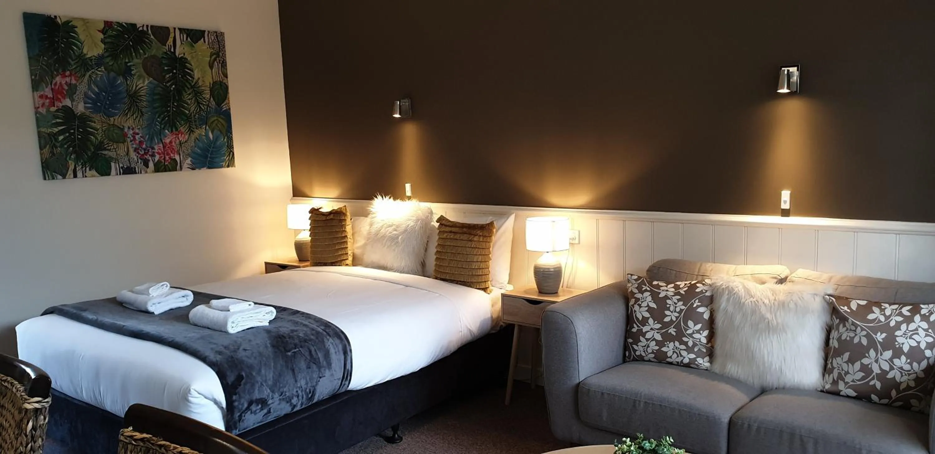 Photo of the whole room, Bed in Sandpipers @ Millicent